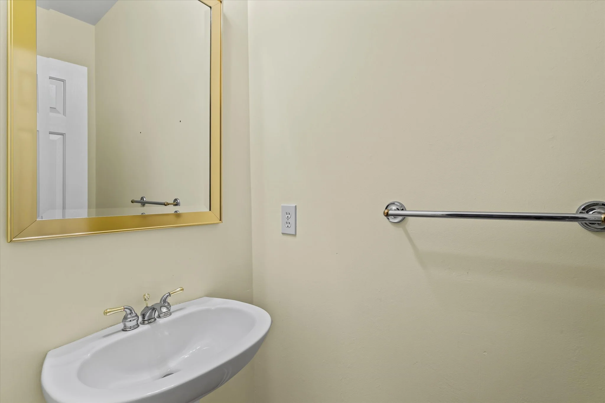 06-Bathroom.jpg