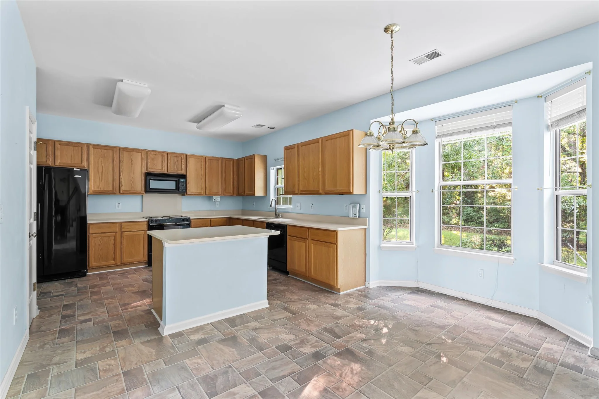 09-Breakfast Area to Kitchen.jpg