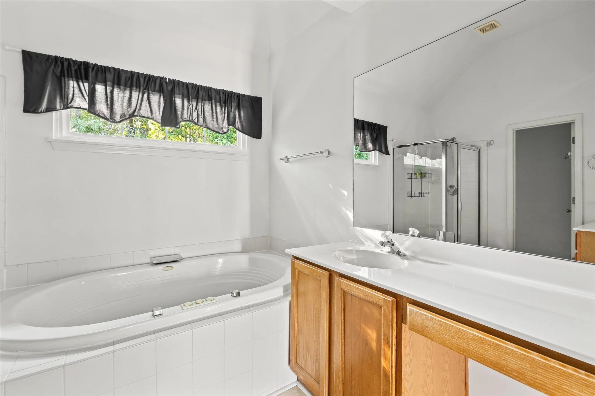 14-Master Bath.jpg