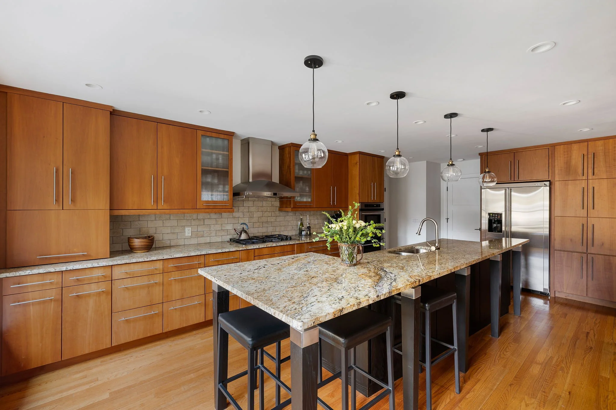 3-web-or-mls-272 Bampfield Dr-8.jpg