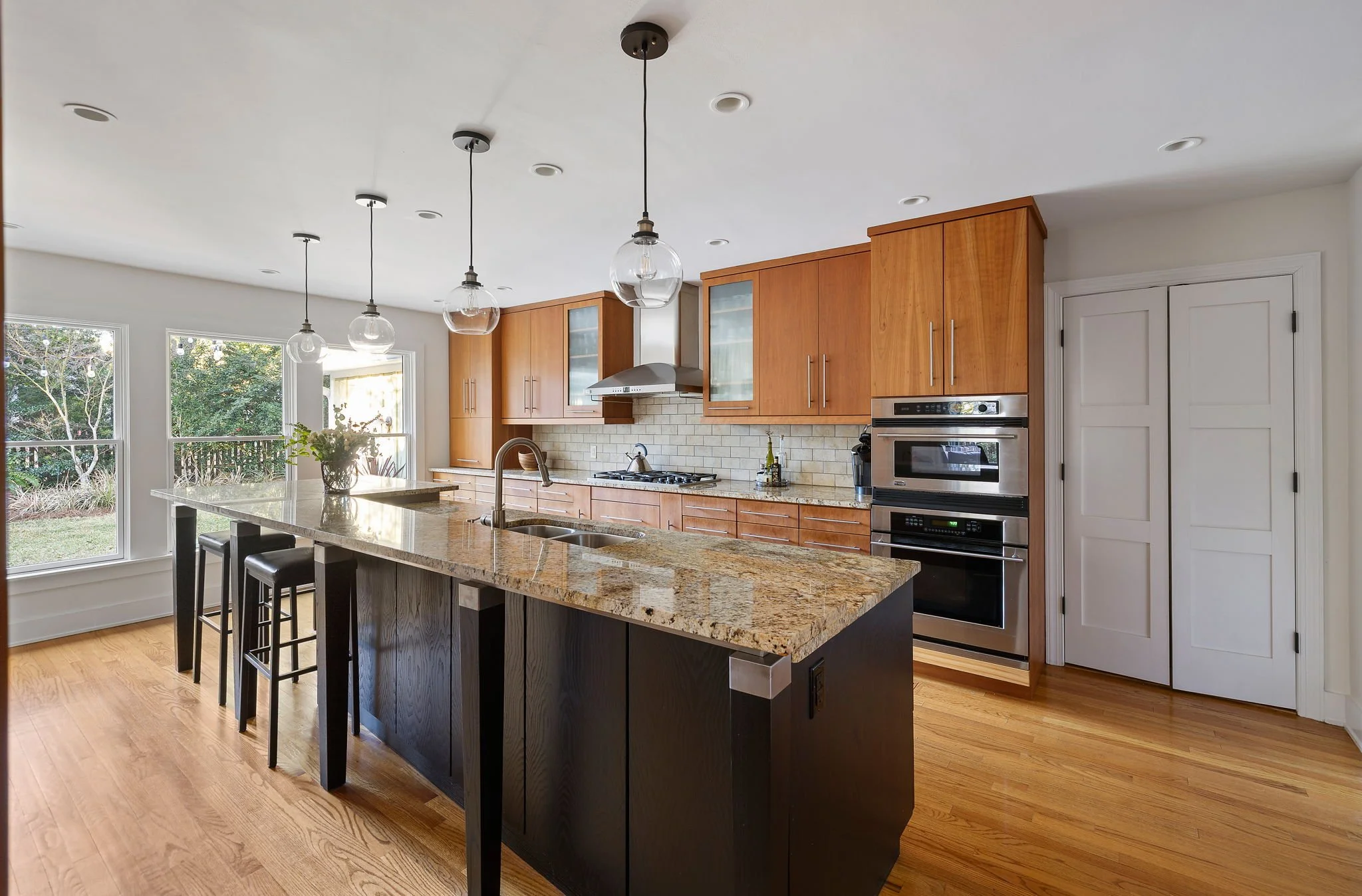4-web-or-mls-272 Bampfield Dr-5.jpg