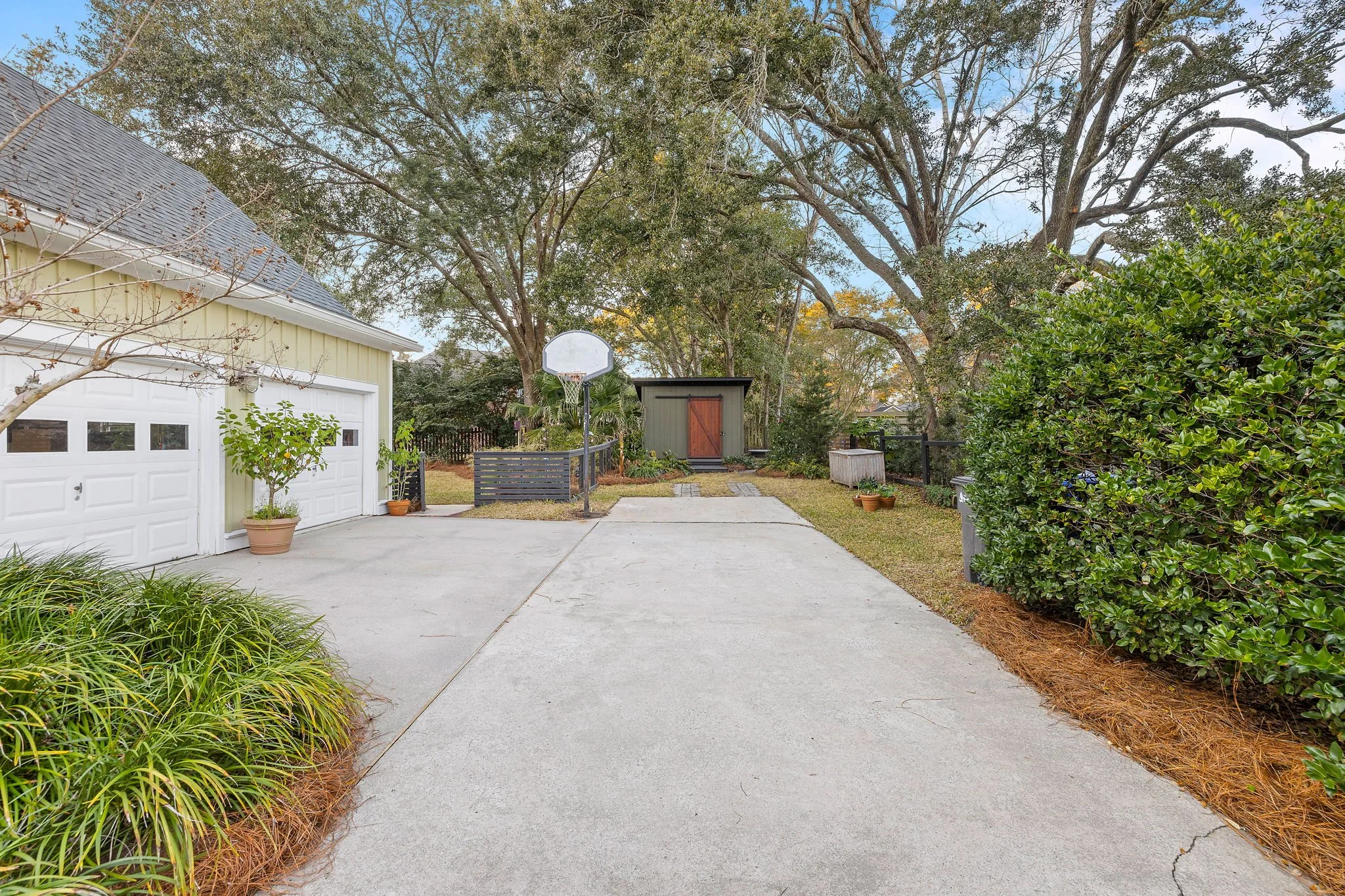 35-web-or-mls-272 Bampfield Dr-32.jpg