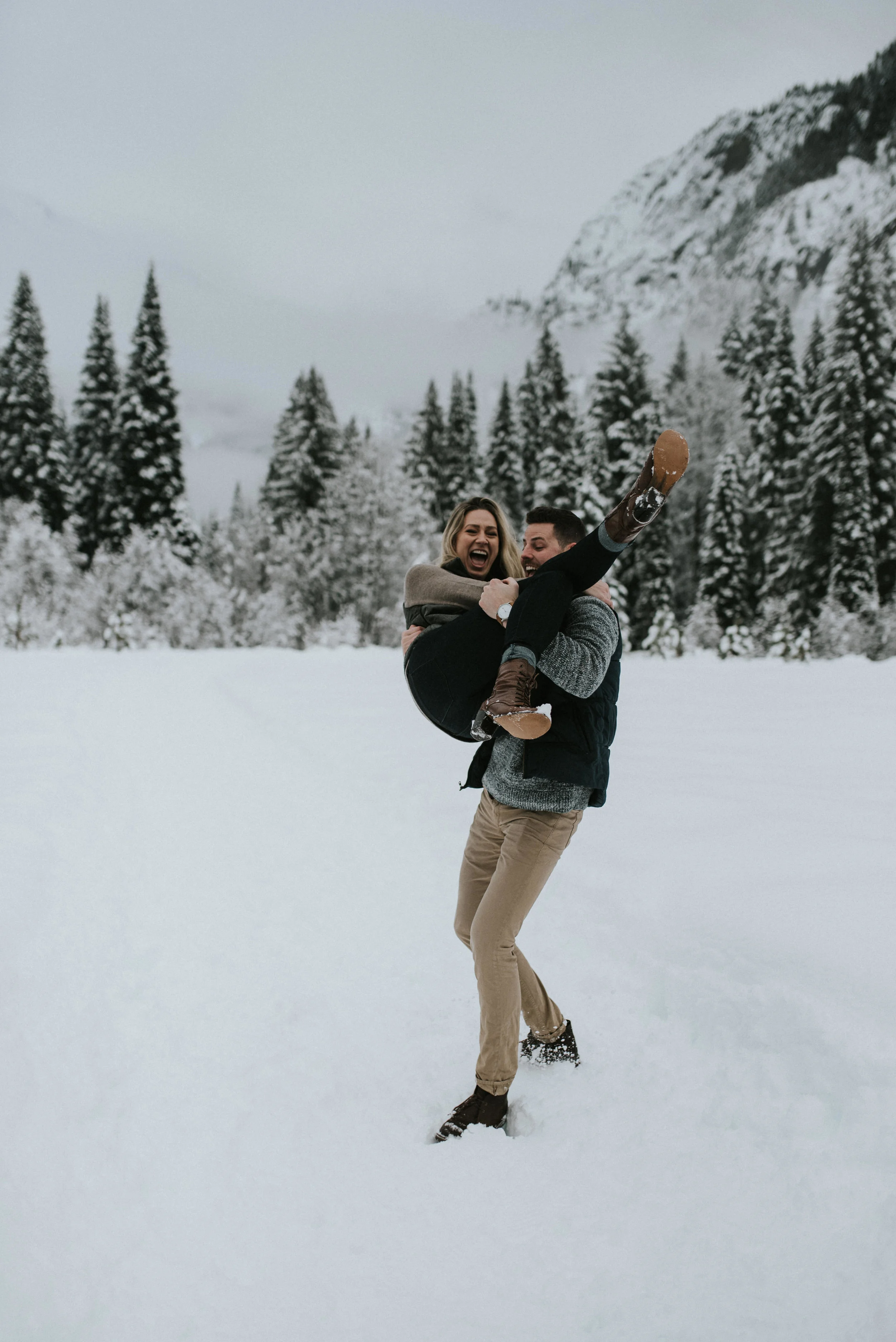  Snowy engagement session in the North Cascades. PNW photographer for elopements and weddings. 