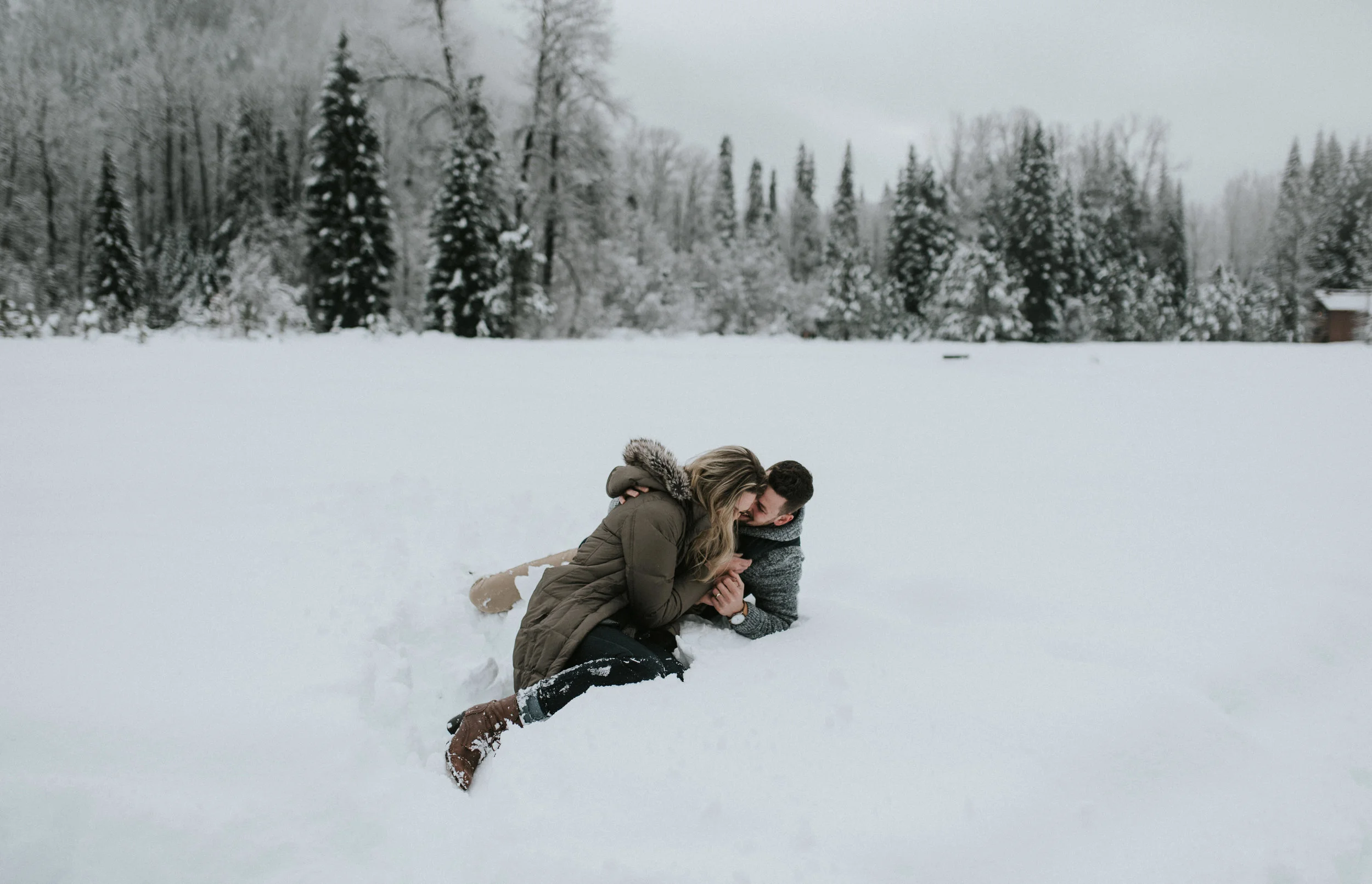  Snowy engagement session in the North Cascade mountain range. 