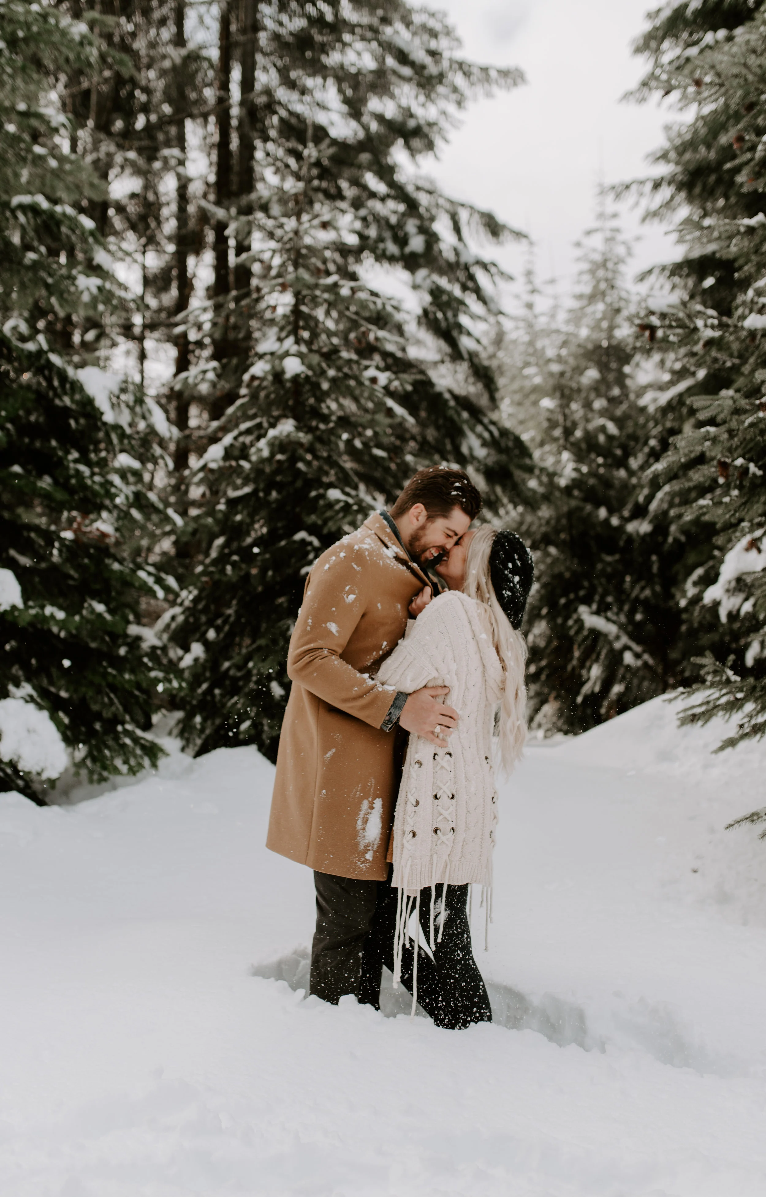  Washington elopement photographer for adventurous couples. Winter session in North Cascades National Park. 