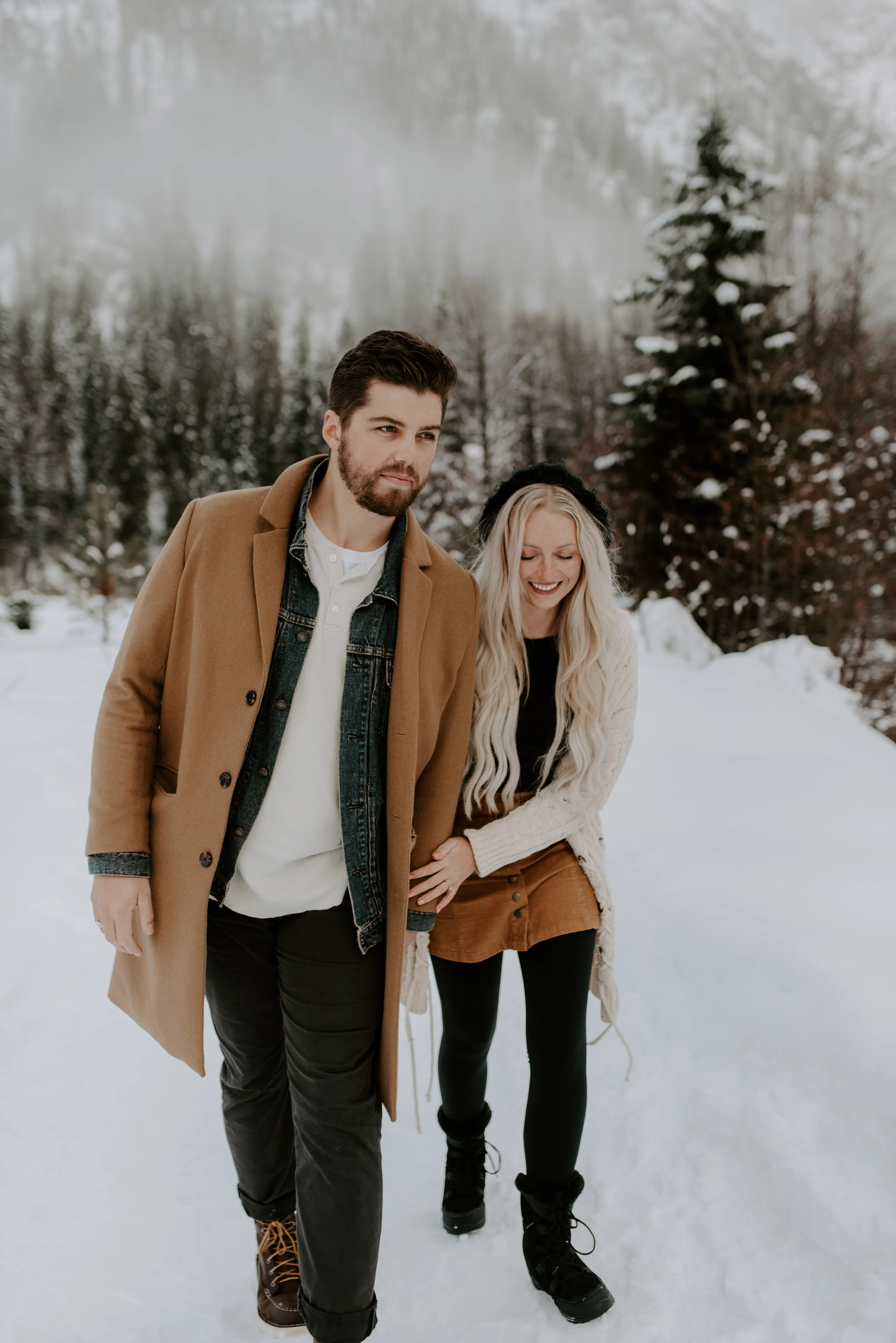  PNW adventure elopement photographer. Winter session in Leavenworth. 