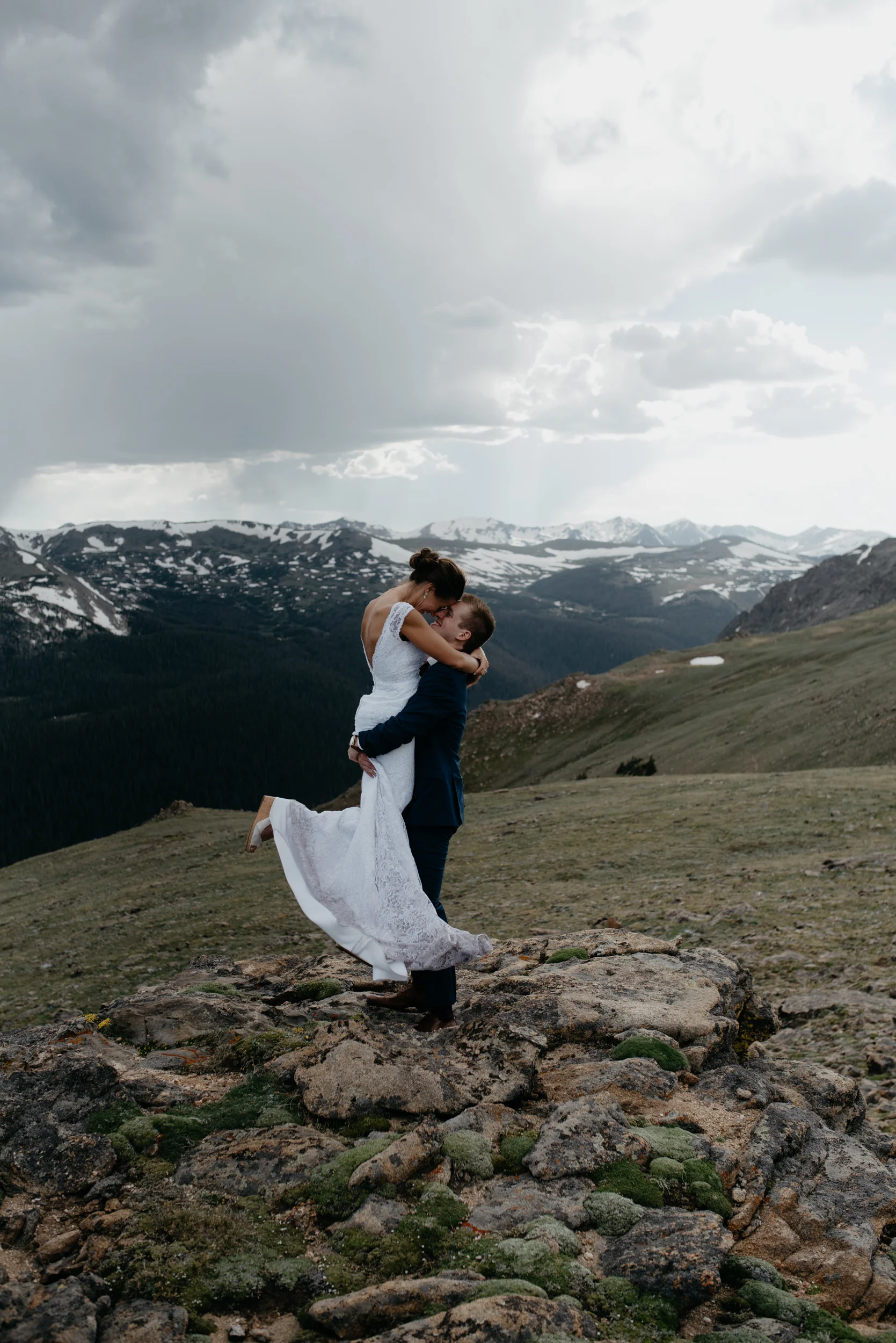  Colorado destination elopement. Rocky Mountain National Park elopement at 3M curve. 