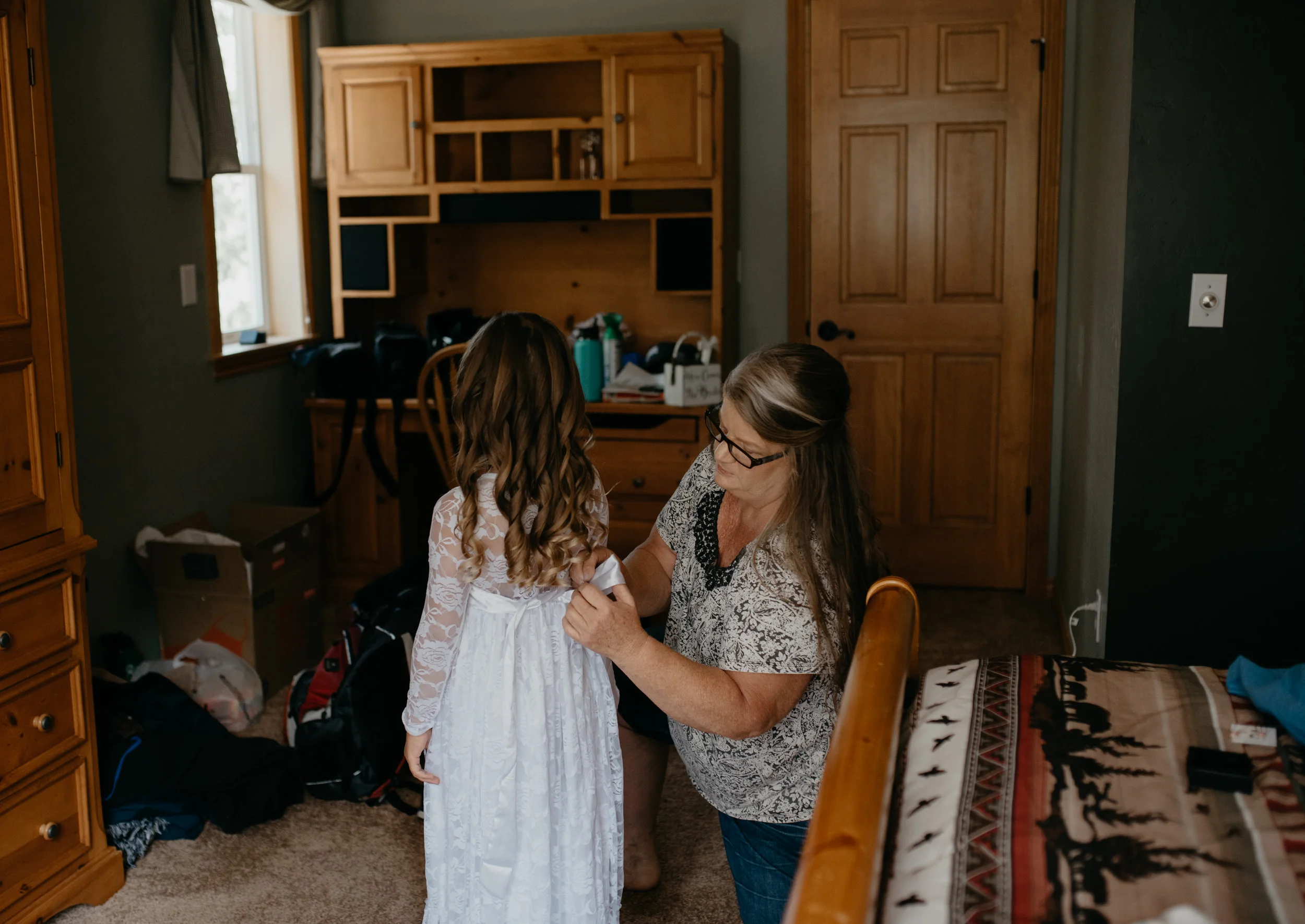  Mom and flower girl getting ready. Colorado elopement photographer. 