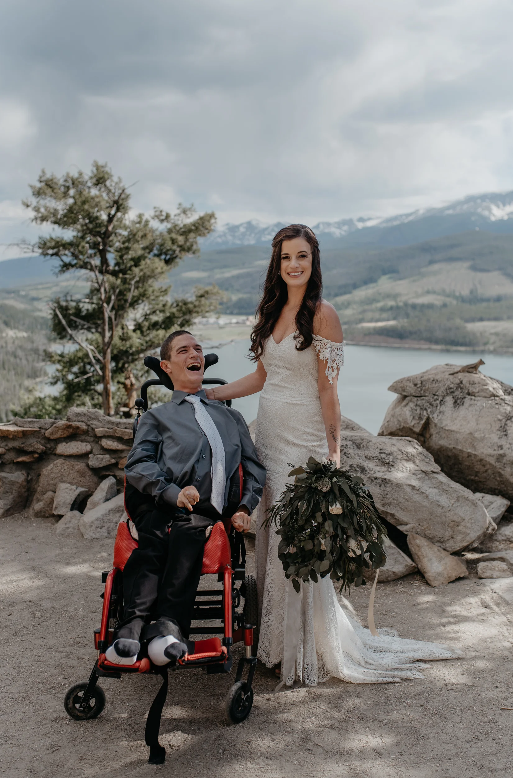  Colorado mountain wedding photographer. Family photos at Sapphire Point elopement. 