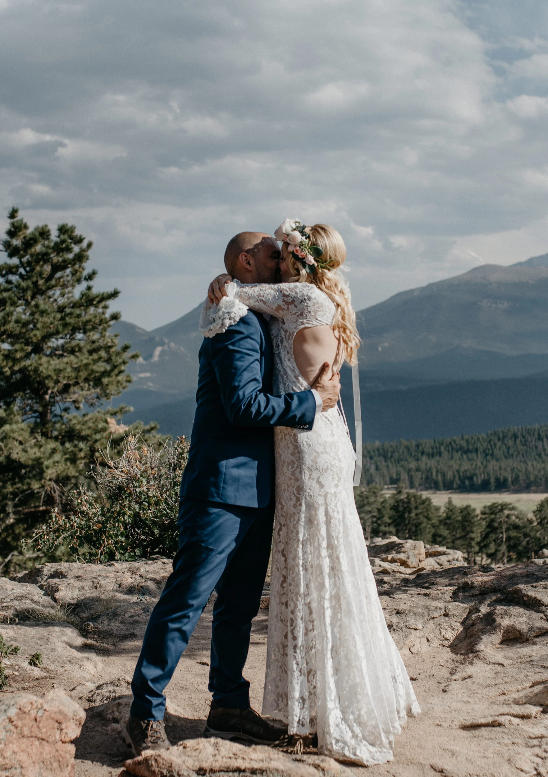  3M Curve elopement in Rocky Mountain National Park. First kiss photo by Alyssa Reinhold, Colorado elopement photographer. 