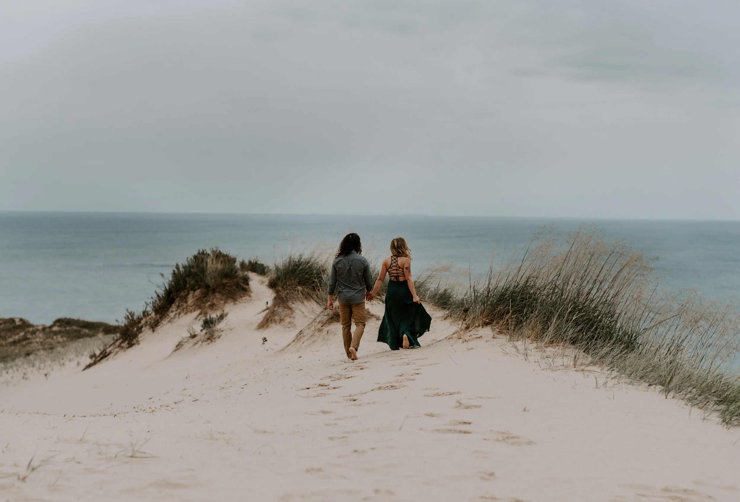 A NORTHERN MICHIGAN SLEEPING BEAR DUNES ENGAGEMENT SESSION 