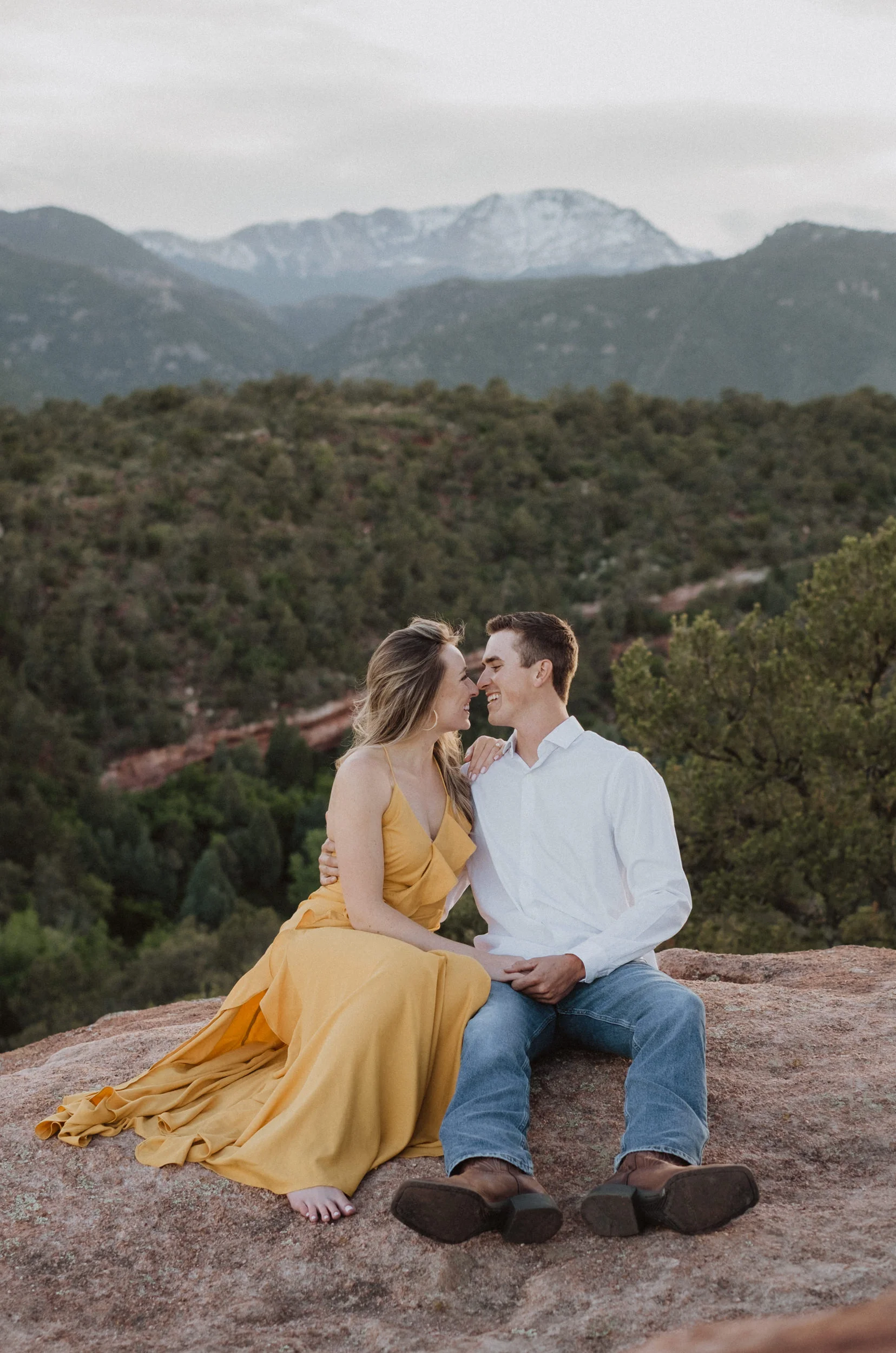  Colorado Springs wedding photographer. Garden of the Gods elopement photos. Mountain wedding photos. 