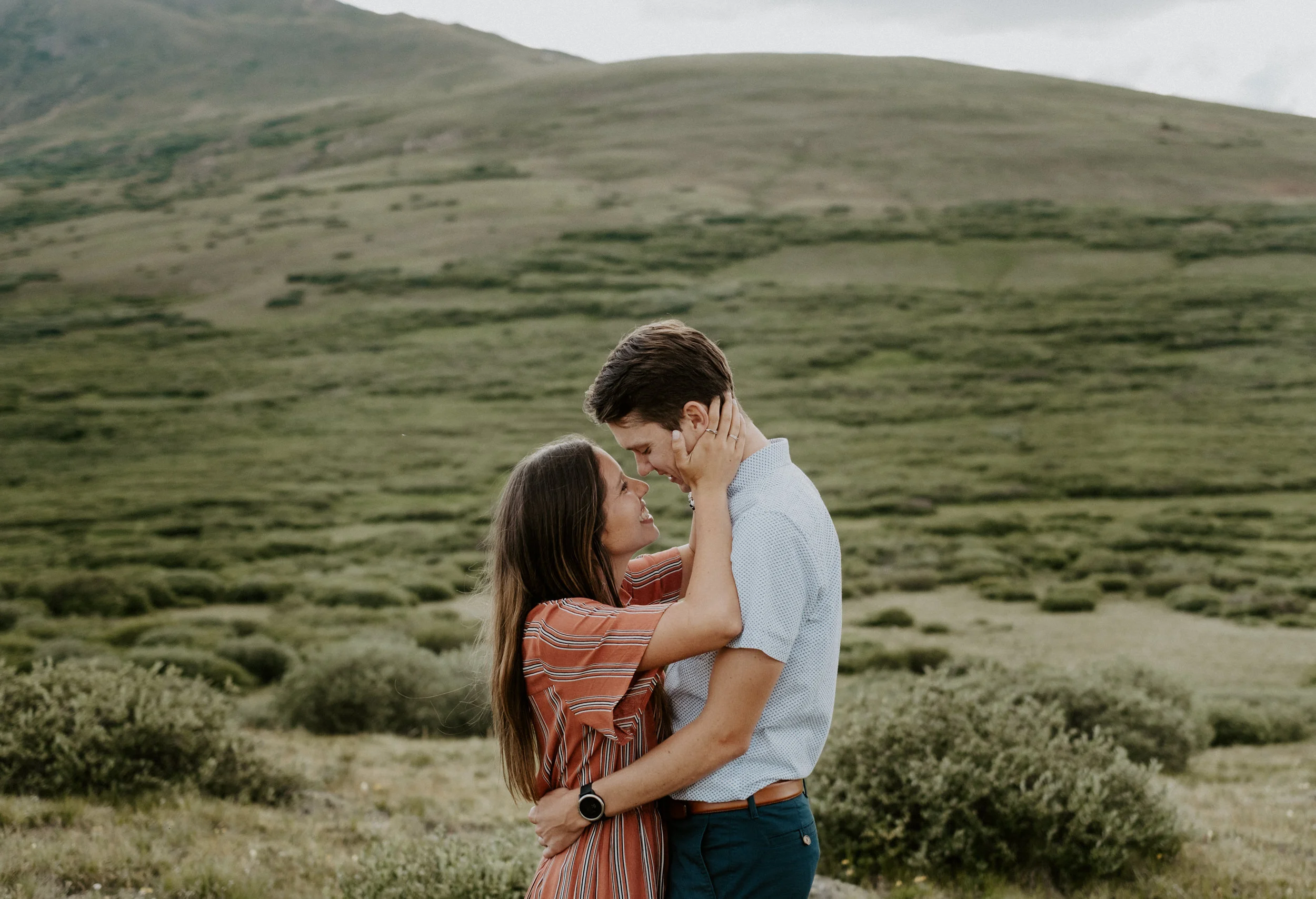  Guanella Pass adventure engagement session. Sunset engagement session in Georgetown, Colorado. Engagement session outfit ideas. Colorado mountain engagement session. Colorado wedding and elopement photographer. Denver wedding photography. 
