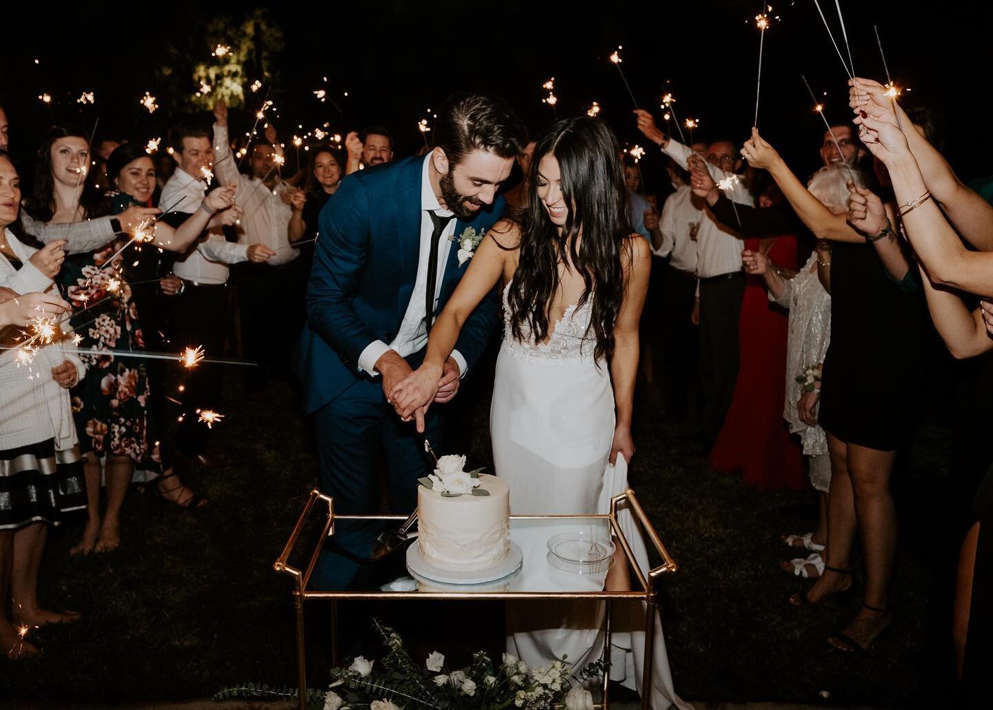 The cutest little sparkler cake cutting I&rsquo;ve ever seen 😍❤️✨Finally blogged this dreamy wedding (about a year later than I wanted to loll), go check out the full post! Link in bio! 😘
&bull;
&bull;
&bull;
&bull;
&bull;
&bull;
&bull;
&bull;
&bul