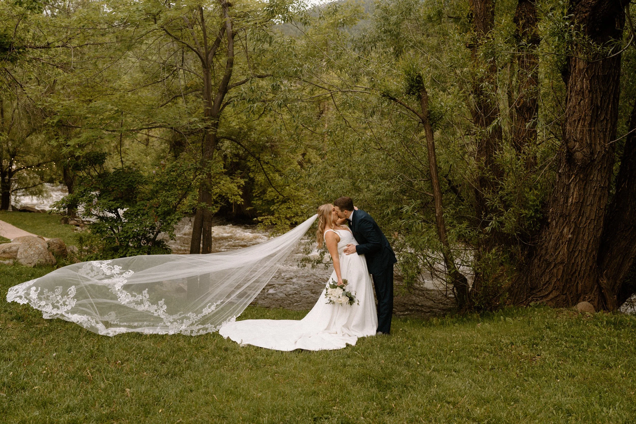 A CREEKSIDE SUMMER WEDDING AT BOULDER CREEK WEDGEWOOD 