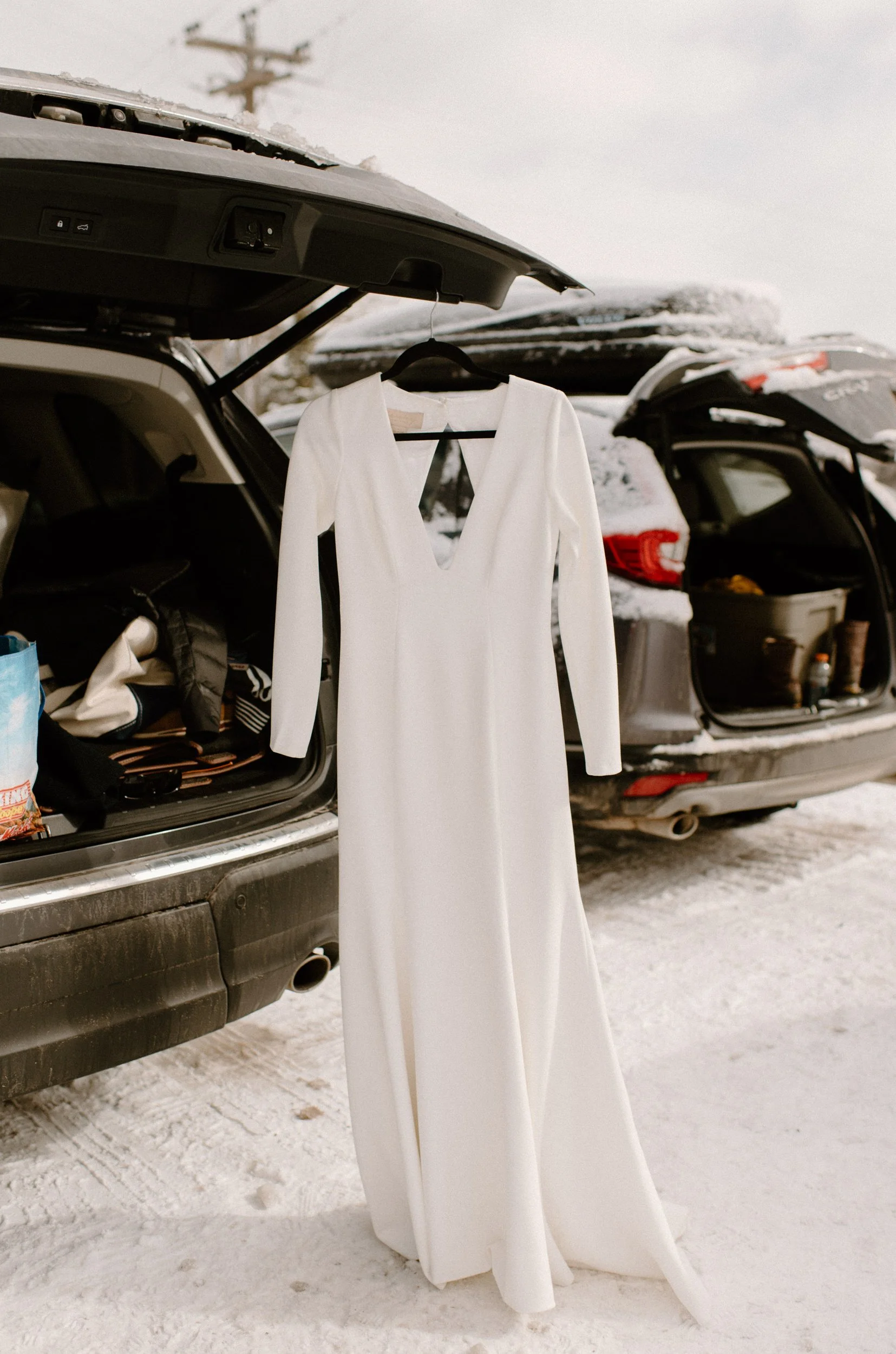  Sunlight Mountain skiing elopement in Glenwood Springs, Colorado. Colorado skiing elopement inspiration. Colorado wedding and elopement photographer. Colorado elopement inspiration. Winter elopement photos. Dress shot inspiration.  