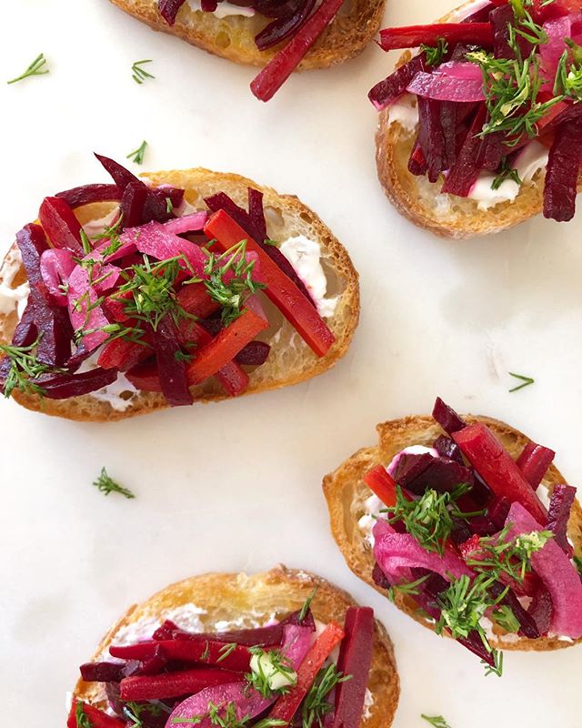 this is the time of year for holiday parties and i recently made these little borscht crostini for a festivus gathering. they were a big hit! the perfect amount of savory, sweet, tangy, and crunch all in one (or two) bites. 😋❤️
.
.
inspired by @leah