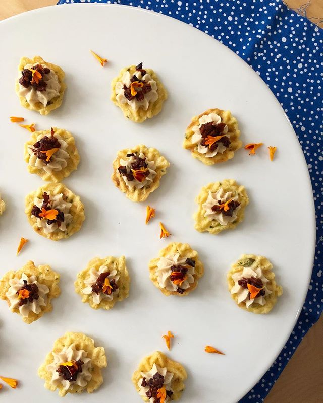 sharing another of my favorite hors d&rsquo;oeuvres for holiday gatherings. these are mini savory pizelles with white bean pur&eacute;e, tapenade, and edible flowers. i learned how to make these little beauties at @naturalgourmetinstitute. ❄️✨🌱
.
.
