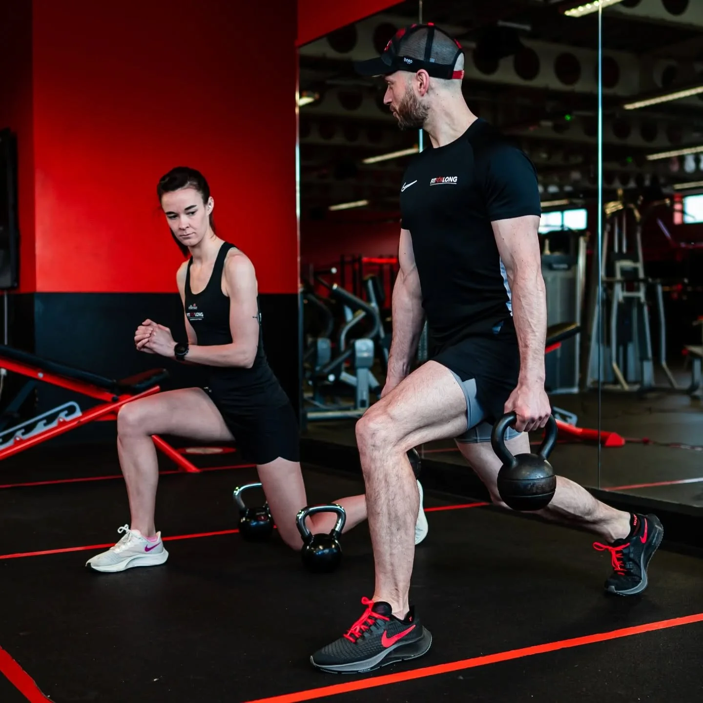 Strength Training for Runners 🏃&zwj;♂️- Why?

Boosts running economy &mdash; helps you use less energy at the same pace. 

Heavy-load (&ge; 80% 1RM) strength training gives the biggest gains &mdash; especially for longer or faster runs. 

Plyometric