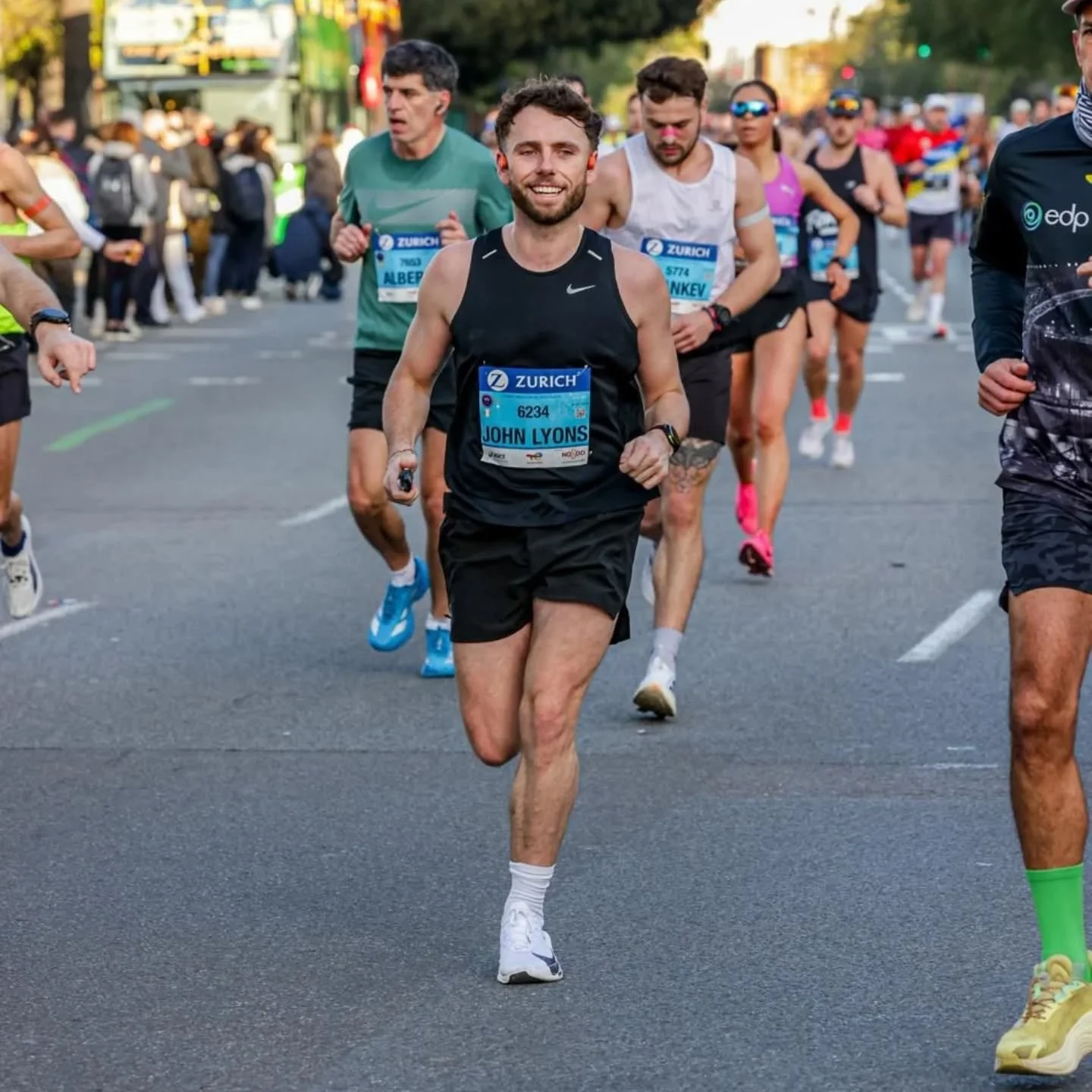A couple of PB efforts for @johnlyons93 and @niamhhealy96 for the @maratondesevilla 
3:05 and 3:31 respectively!

ALL that miserable rainy, windy and cold 🥶 winter training paid off in a sunny Seville 🌞 

👏👏👏👏👏👏👏👏👏👏👏
Also nice pacing wor