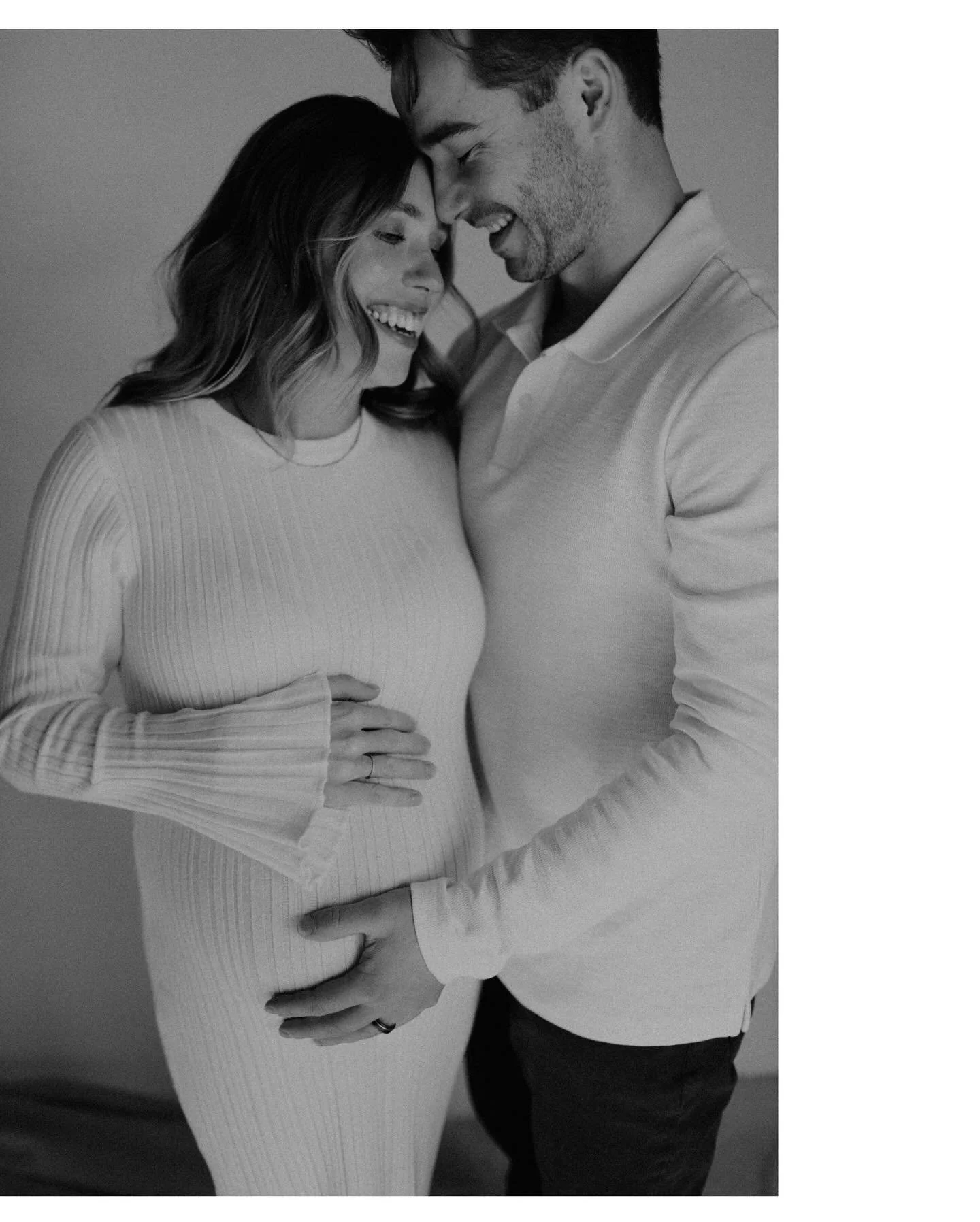 THIS 📸 😍 their love radiating and making a simple image so so SO much more. #photographer #centralillinoisphotographer #peoriaillinoisphotographer #sarahainsleephotography #studiovibes