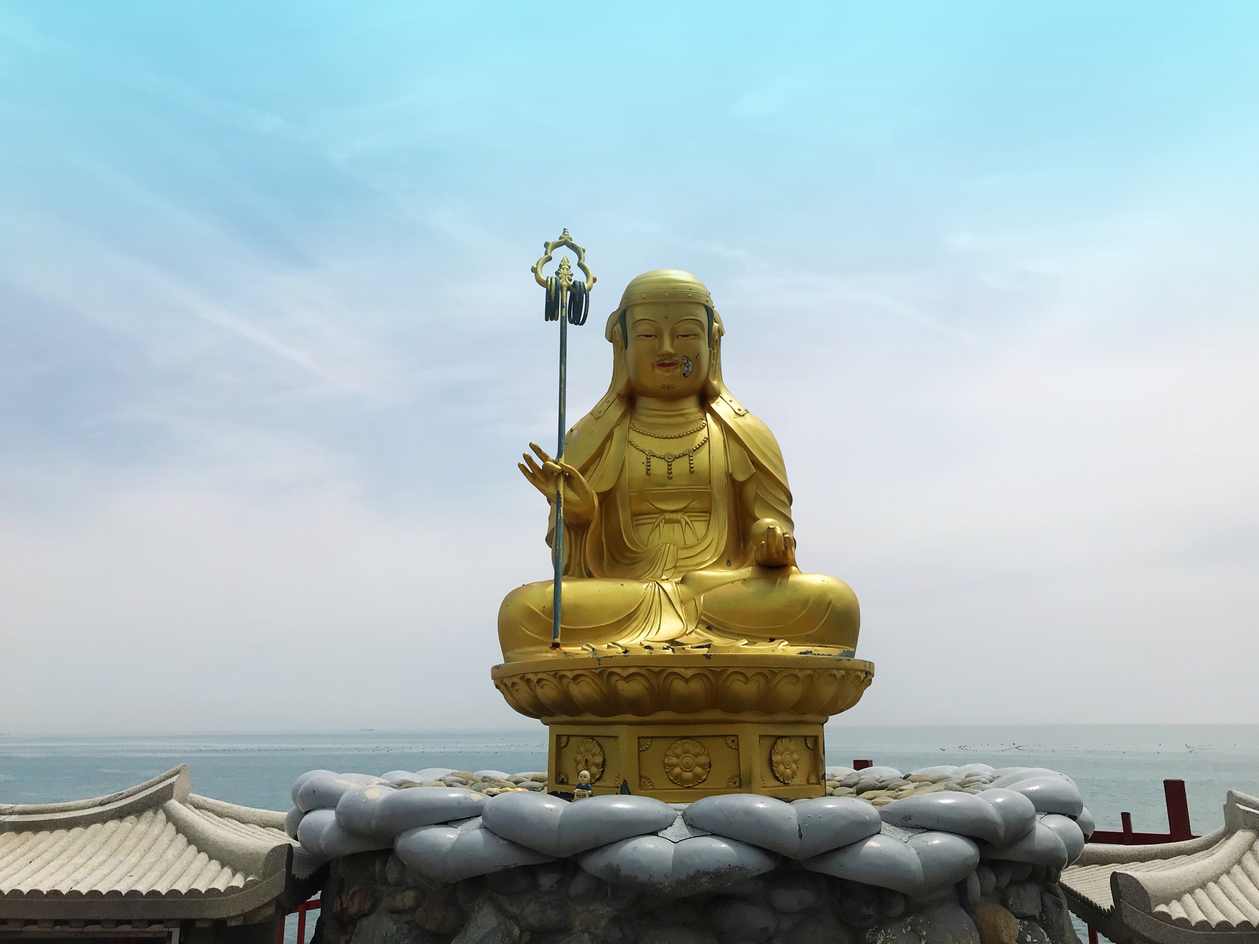 Golden Jijang-bosal statue