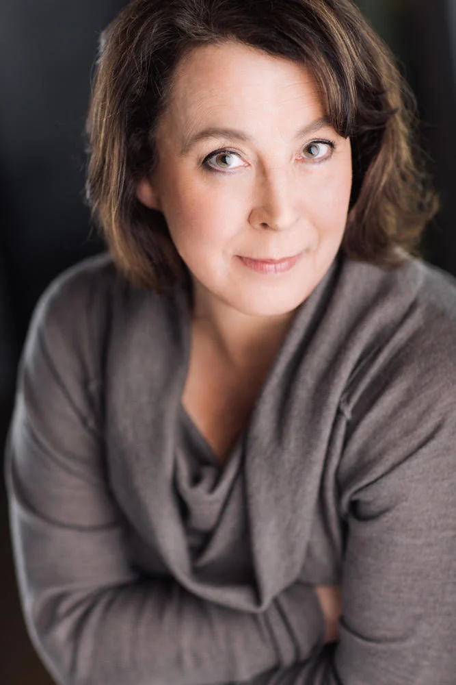 Christine Willes 作为温哥华最好的演员之一,克里斯汀·威尔斯在电 视、舞台剧和电影方面都有着丰富的经验。在艾美 奖提名的电视连续剧《死神有约》中克里斯汀饰演 德洛丽丝·赫希特,并三次获得杰西·理查森戏剧奖。 克莉丝汀还担任国际演员的指导。 克里斯汀是 UBCP / ACTRA 妇女委员会的创始人 和现任主席。她在加拿大各大会议上不断提出性别 不平等的问题,特别是女性演员的权利问题。克莉 斯汀作为性别平等的积极倡导者、优秀的演员,她 通过银幕向全国传播性别平等的声音。 One of Vancouver’s top actors, Christine Willes has extensive experience in TV, stage and film. Christine is internationally known as Delores Herbig in the Emmy-nominated TV series Dead Like Me, and the recipient of three Jessie Richardson theatre awards for excellence. Christine also coaches an international roster of actors. Christine is the founding and current chair of the UBCP/ACTRA Women’s Committee. She has presented on gender inequality at well-known conferences in Canada, and is a fierce advocate for women performers. Christine is a passionate advocate for gender equality and in her chosen profession, Christine is a leading national voice for gender equality in screen-based media.
