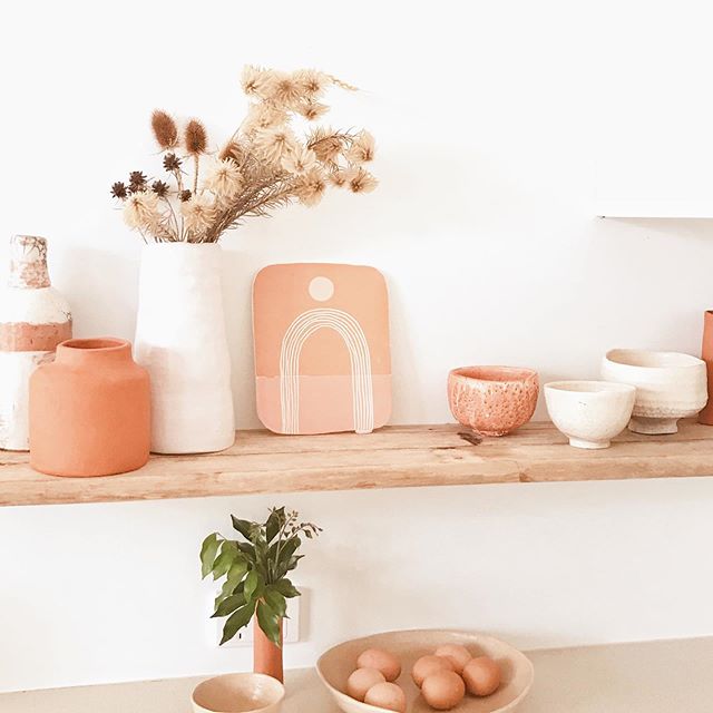 My kitchen shelf ~ working on new ideas  @river_breeze_hideaway @somalajasmine #shelfies #earthcolours #terracotta #australianceramics #iloveceramics #vases #ceramics #ceramicbowls #terracottawallart #wallart