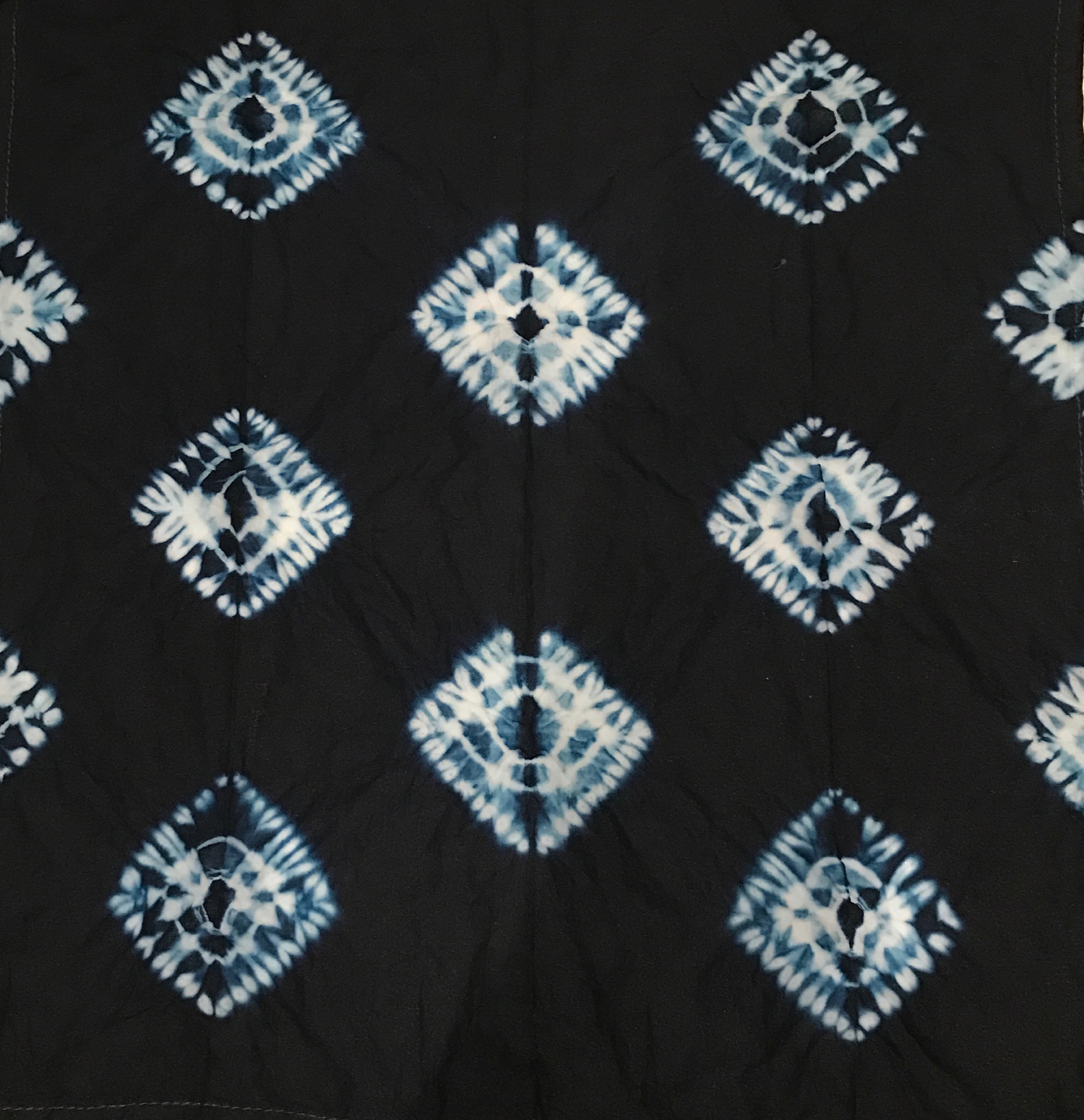 "Komasu" (diamond) shibori