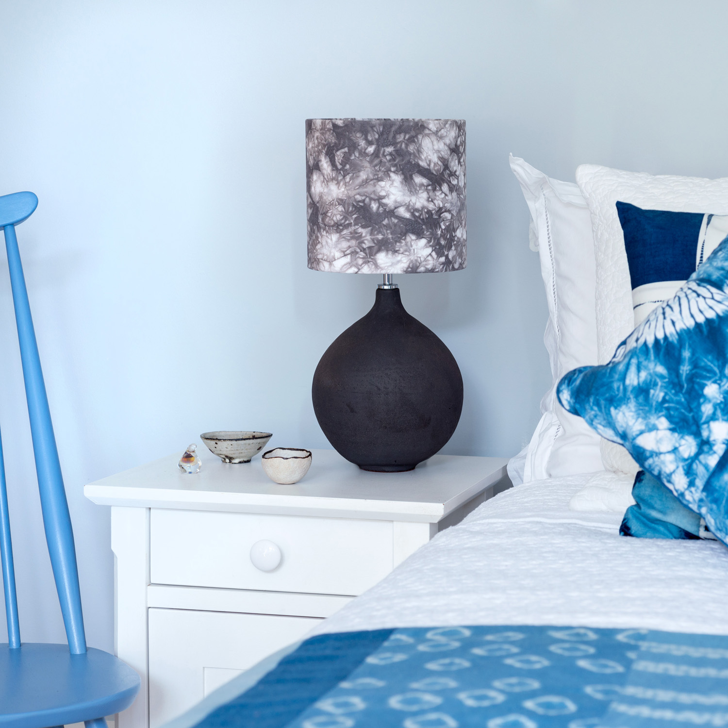 Grey and white bomaki shibori lampshade - Bedroom unlit