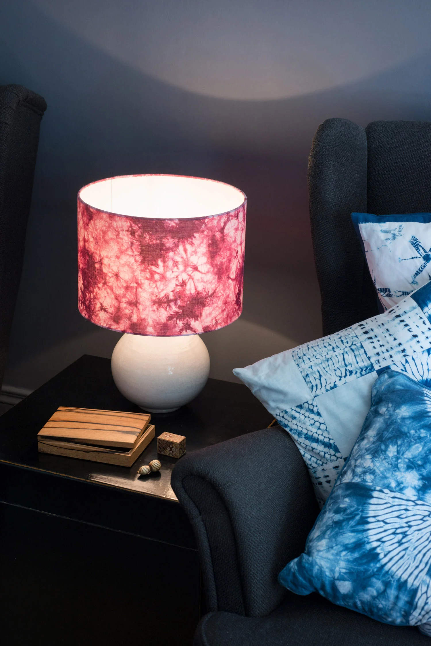 Burgundy and white bomaki shibori lampshade - living room lit