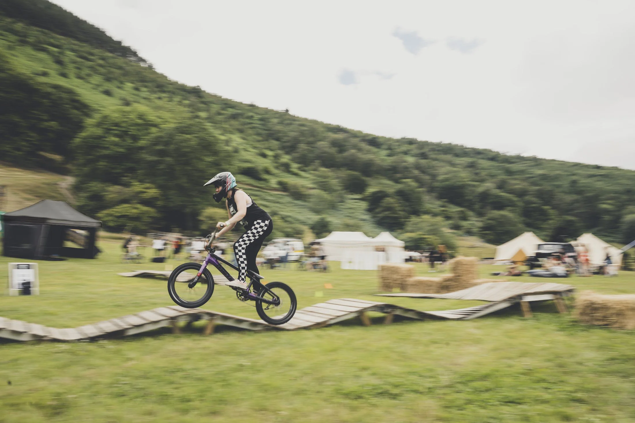 Pump track riding 