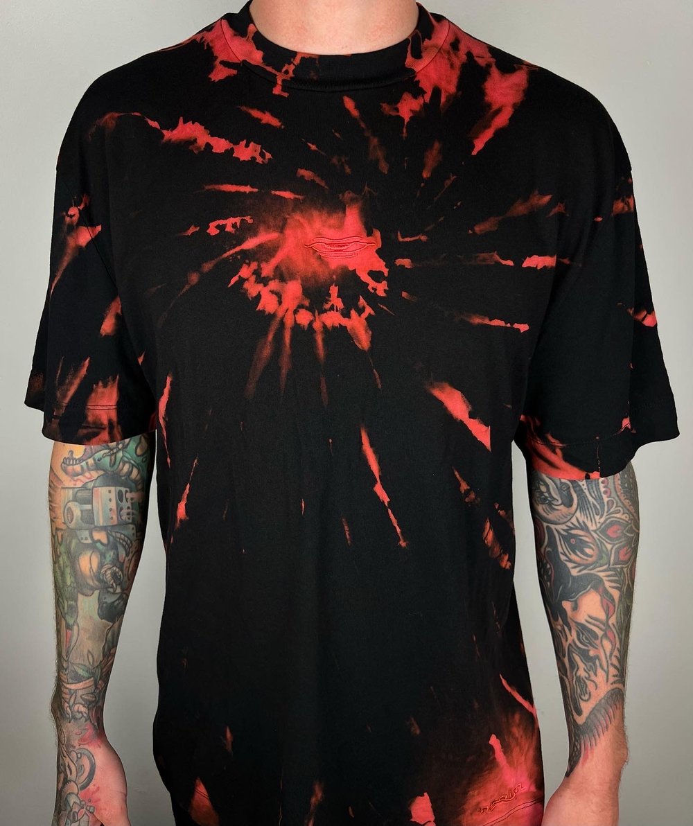 ORGANIC COTTON extended neck reverse tie dye black/red T-shirt — REALM
