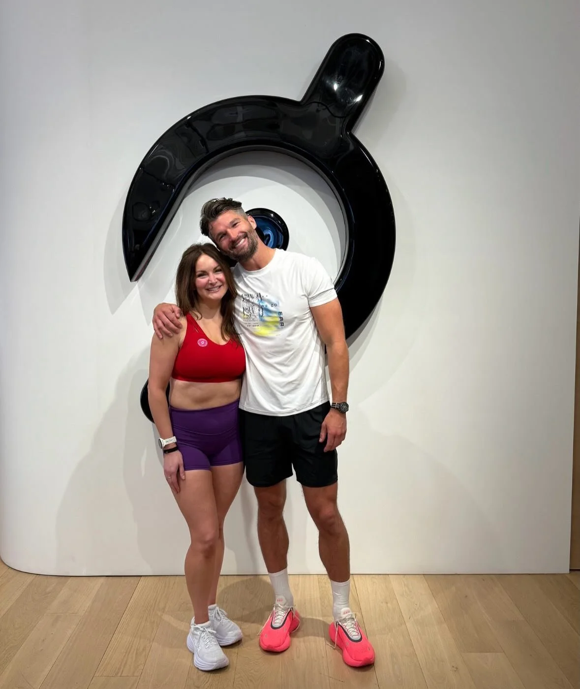 Weeeee! 🚀 What a class celebrating 900 runs with @jon_hosking @pelotonstudios NY, and my first in-person class with @seglo3 ! And shoutout to the incredible production team - absolute pros. 😈 Love the @clubhosky_peloton fam! #pelotonstudios #runner