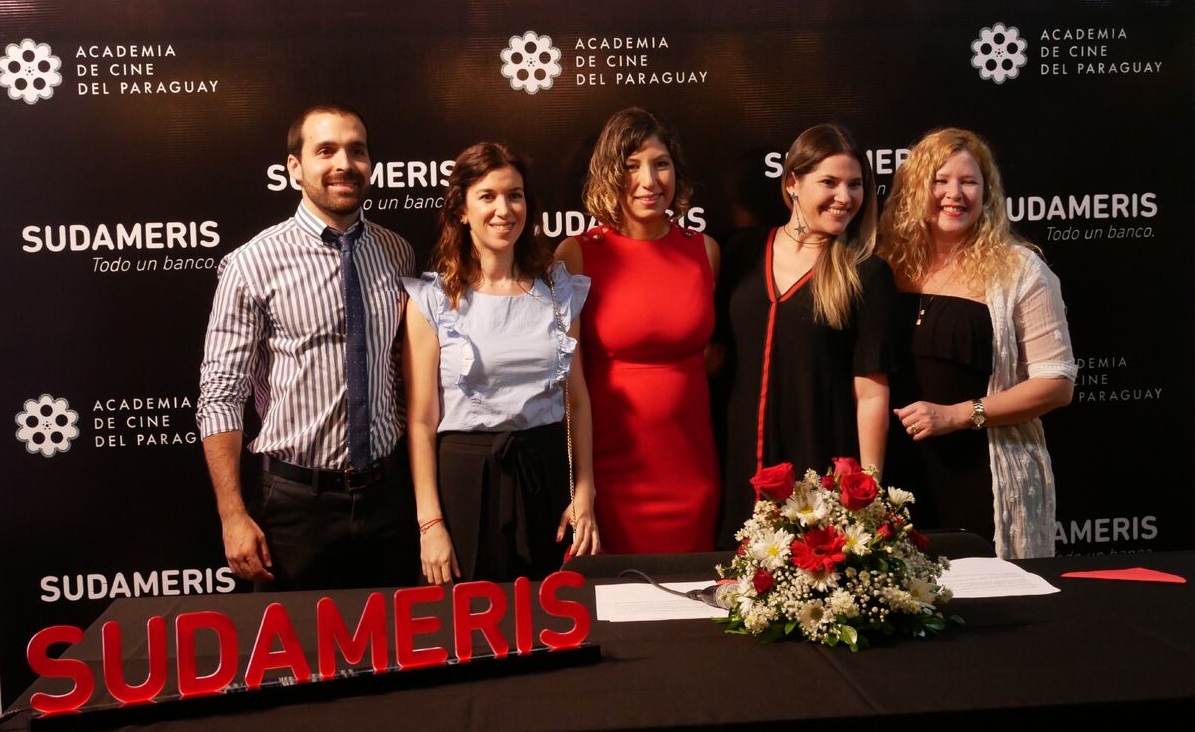 La Presidenta y Vicepresidenta de la Academia de Cine de Paraguay, Tania Simbrón y Make Peña junto a Representantes del Banco Sudameris durante la conferencia de prensa.