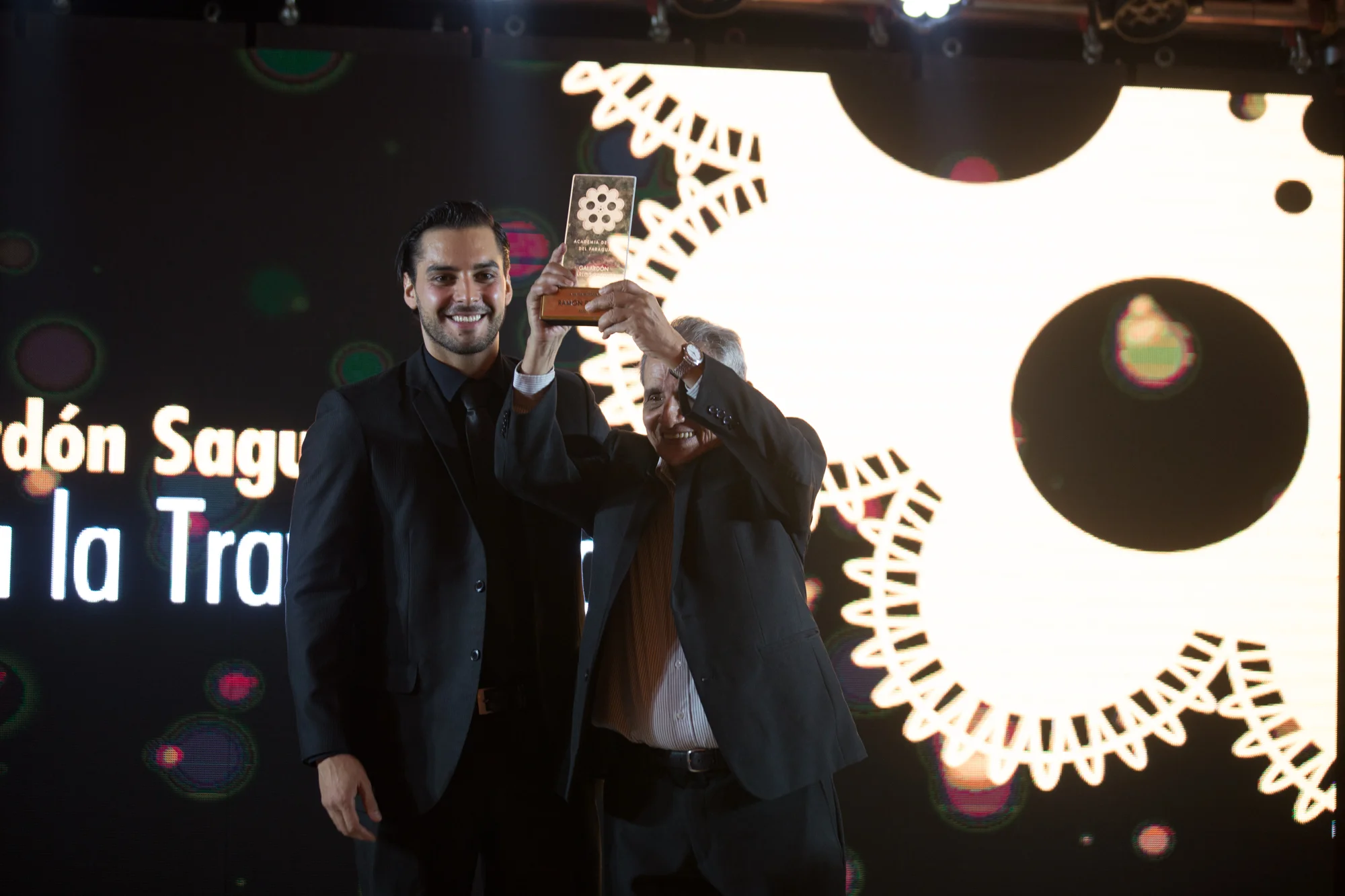 Ramón del Río junto a Bruno Sosa quien hizo entrega del galardón.