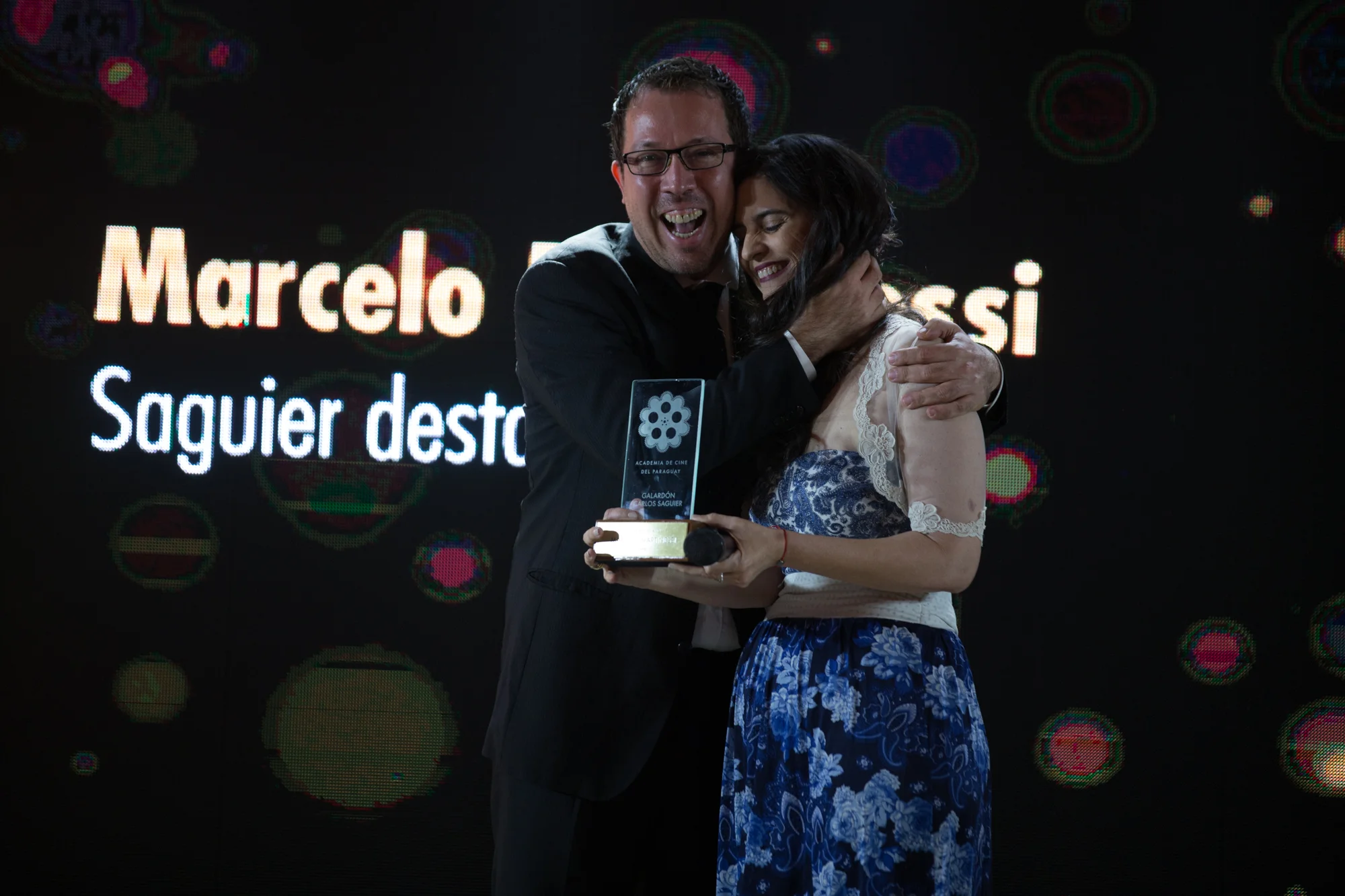 Marcelo Martinessi recibio el galardón destacado del año de parte de Vicky Ramirez, academica de la rama de producción.