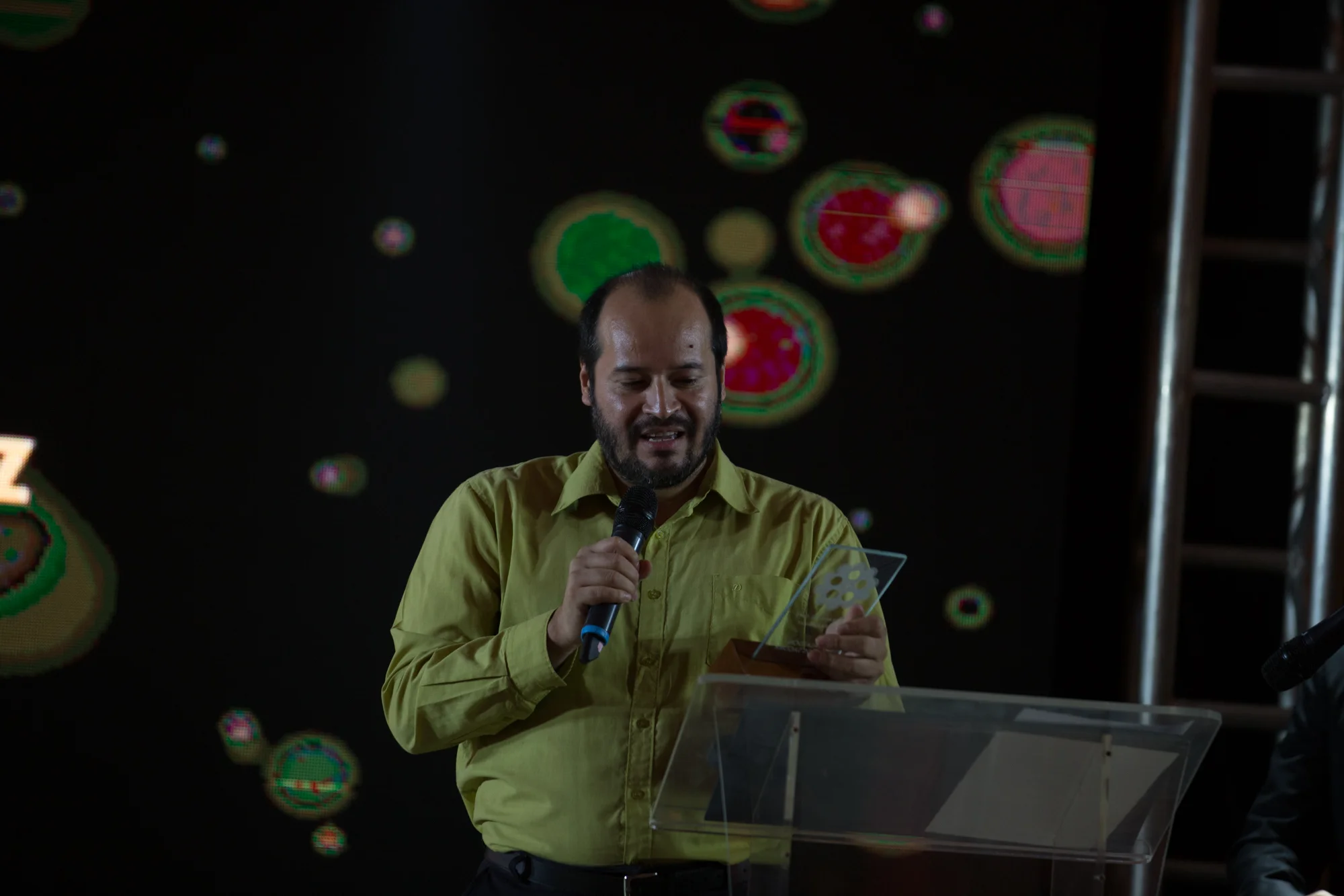 Carlos Gimenez, gran trabajador de la prensa, quien promociona el cine nacional de manera incansable recibió el galardón honorifico de este año.