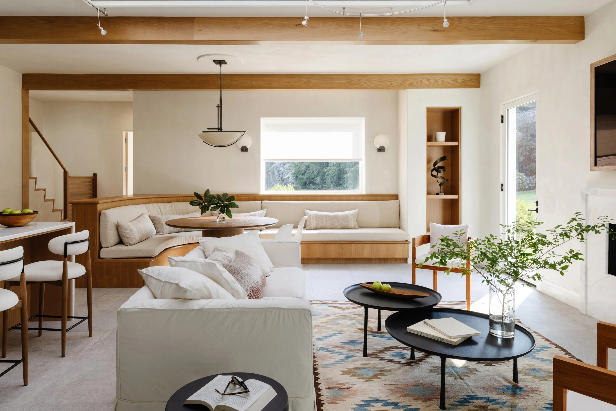 Built-in seating for dining, comfortable sofas around the fireplace and bar stools at the wetbar, create an open plan that works for entertainig. 