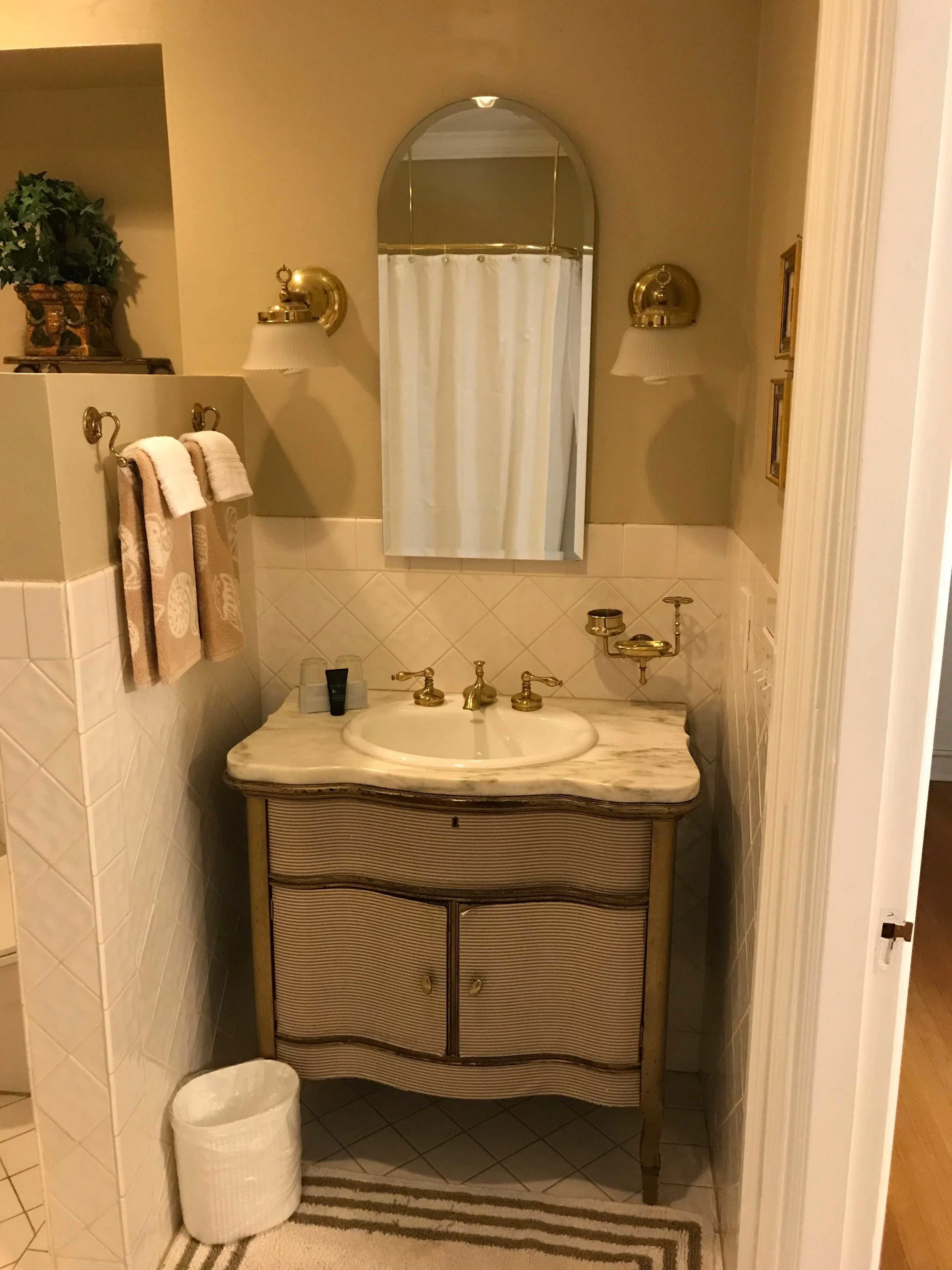 Room 2 Vanity.jpg