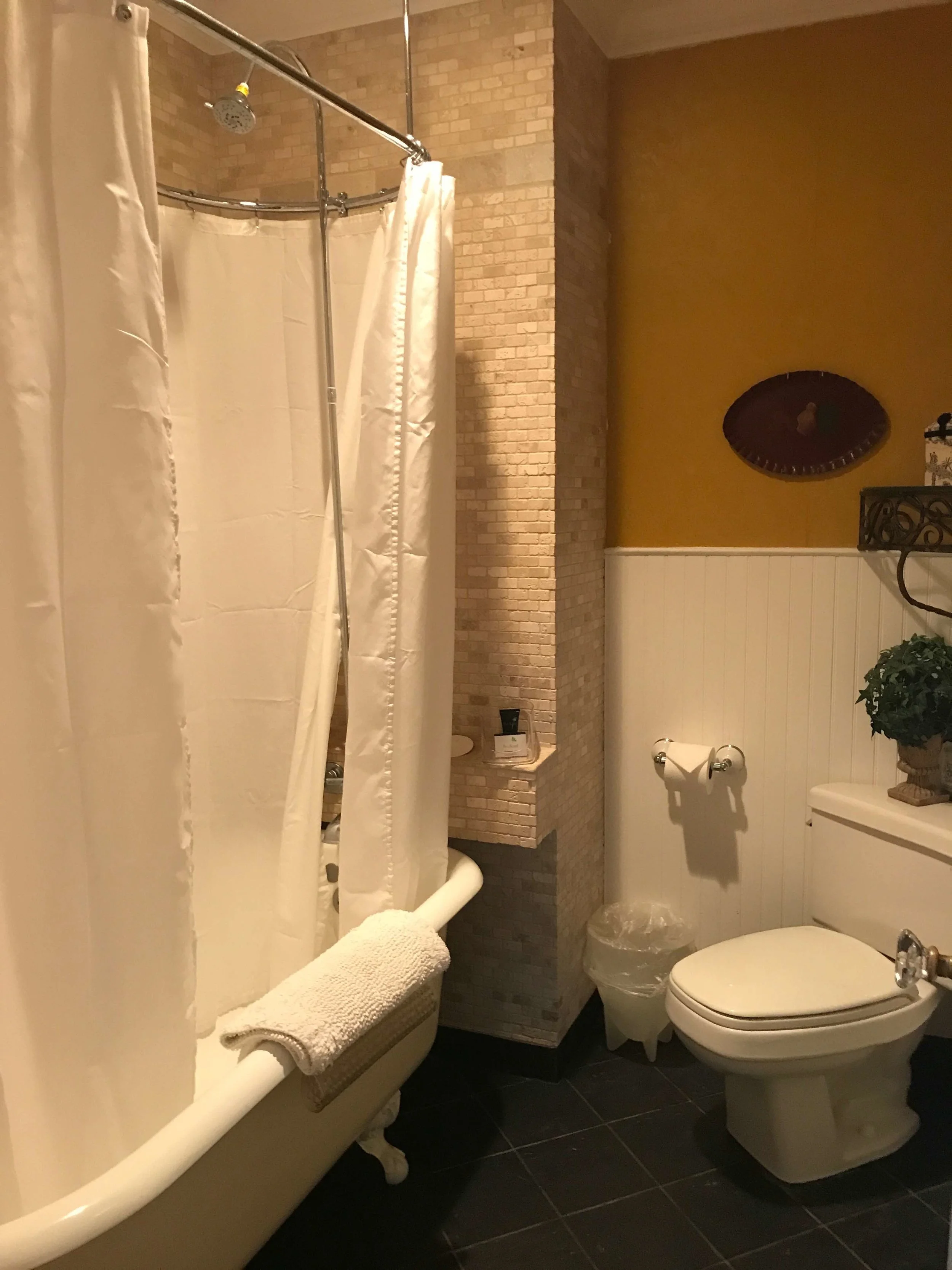 Room 5 Bathroom.jpg