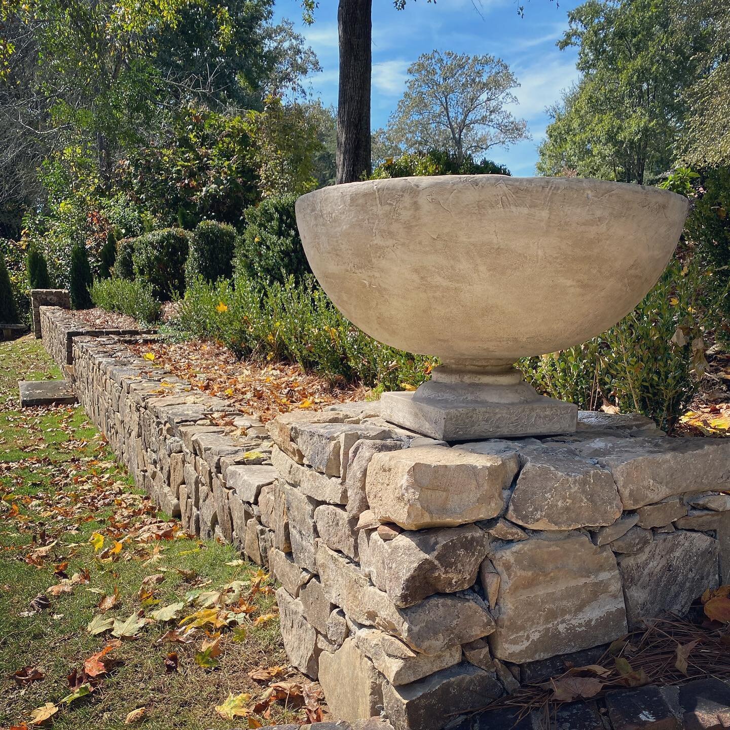 Urn fitting on Overhill.

#landscapebirmingham
#concreteplanter 
#mossrock 
#retainingwall
#mason 
#columns