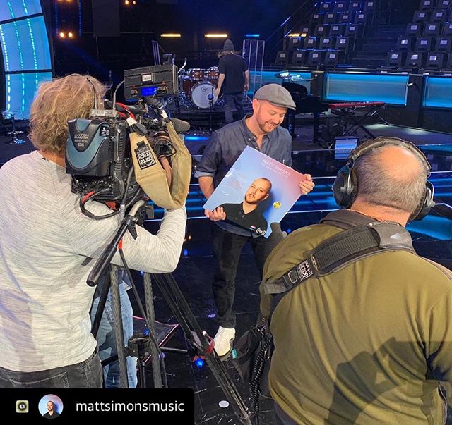 🔥 #Repost with @Repostlyapp @mattsimonsmusic We Can Do Better is Gold in The Netherlands! Big thanks to @johnnydemolofficial for surprising me on @rtlboulevard ✨ 6 million streams in 🇳🇱 alone. Thank you for listening 🙏🙏