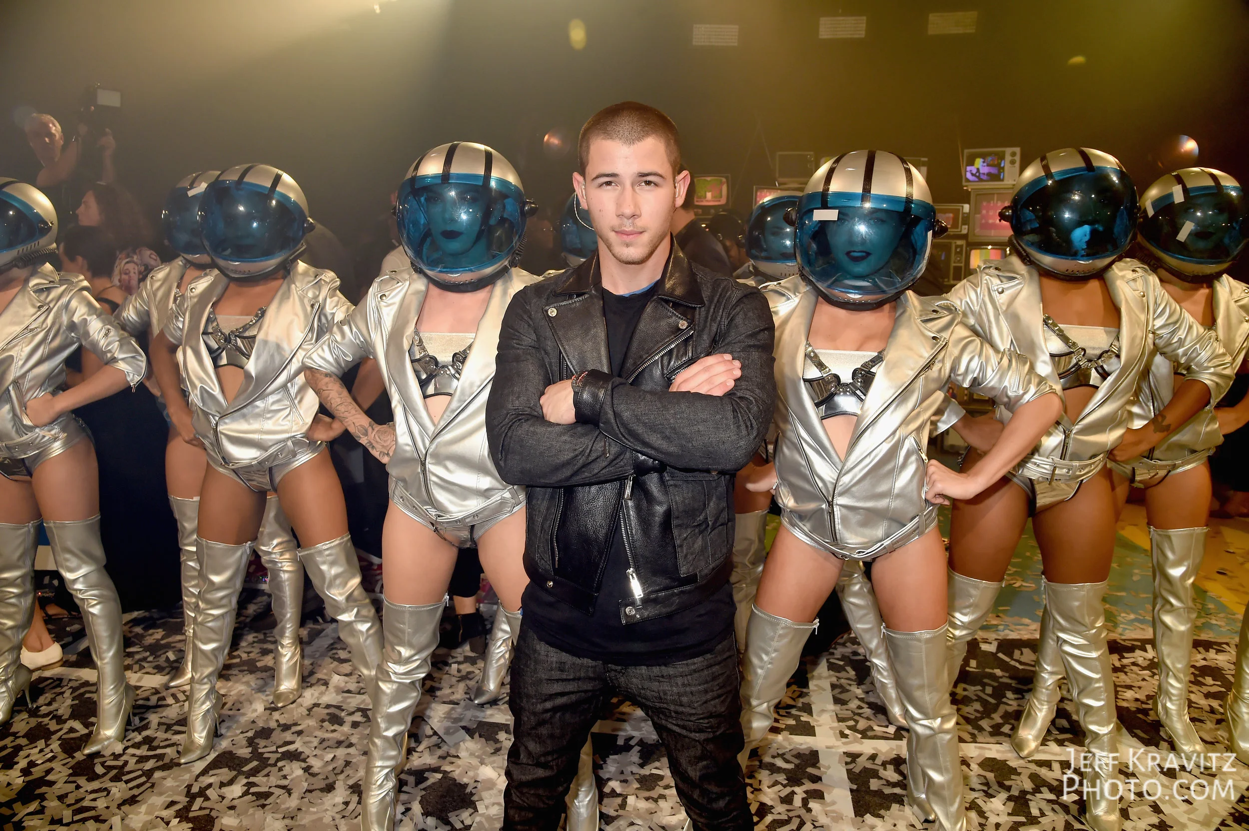573429937MG00200_2015_MTV_V