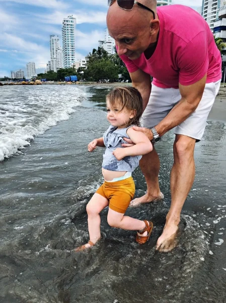 Castillogrande-beach-with-small-kids-80-quality.jpg