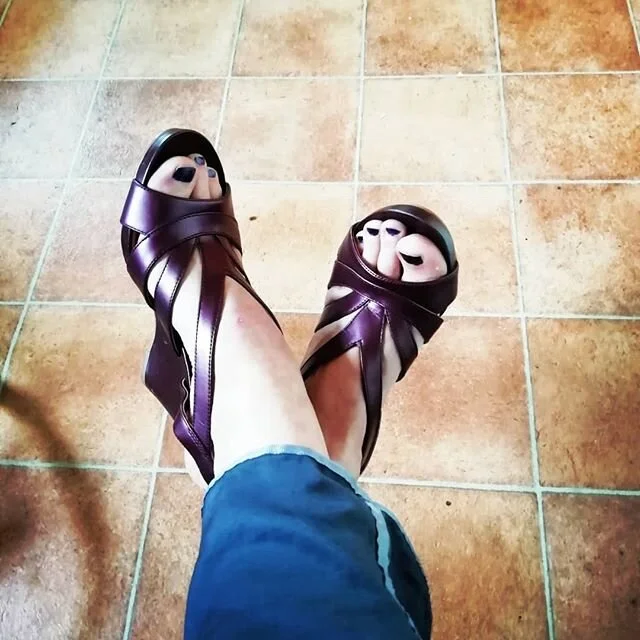 Sundays are for indulging in a bit of practice in my pyjamas 😇 When the urge to play is there, you've got to grab it! Loved feeling fistfuls of notes again 🥰🤩😍 #pyjamapractice #playingshoes #brokenstring