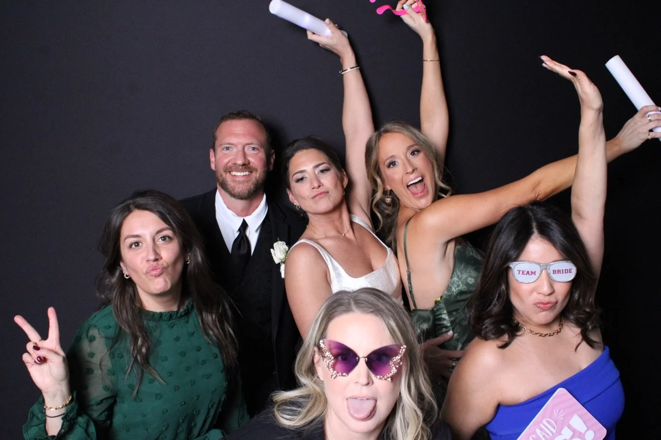 More friends = more fun 

#selfiestop #photobooth #photoboothfun #chattanooga #weddingfavor