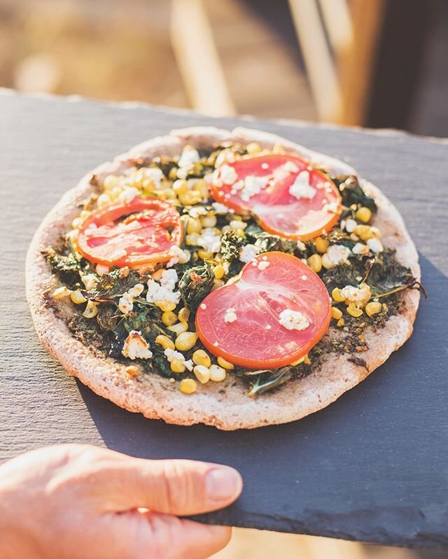 Gluten-free sourdough flat bread, homemade almond basil pesto, corn and kale from @farmcartorganics , tomato, and goat cheese 🙌🏼
&bull;
Sharing this pizza/flatbread dough recipe with my gluten-feee sourdough course people today!
&bull;
I hope that 