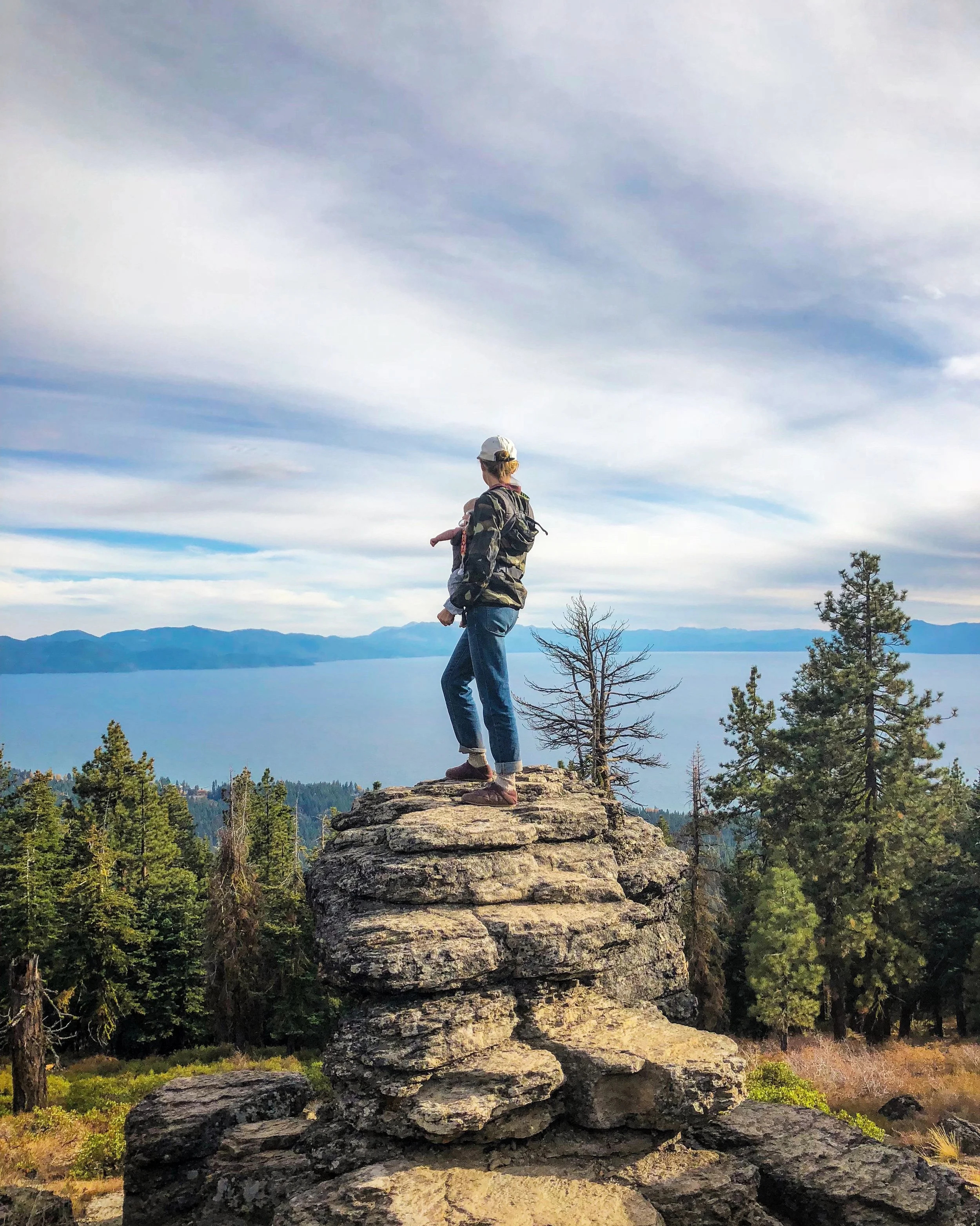  Is hiking in jeans equivalent to skiing in jeans...?! Asking for a friend... 👖🚶🏼‍♀️⛷🤷🏼‍♀️ 