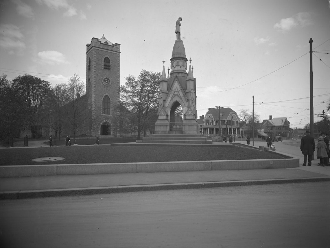  Soldier’s monument and First Congregational Church Society, Eliot Street and South Street. Courtesy of the Boston Public Library per  this license . May 1920.&nbsp;Accession No.: 08_01_000783 